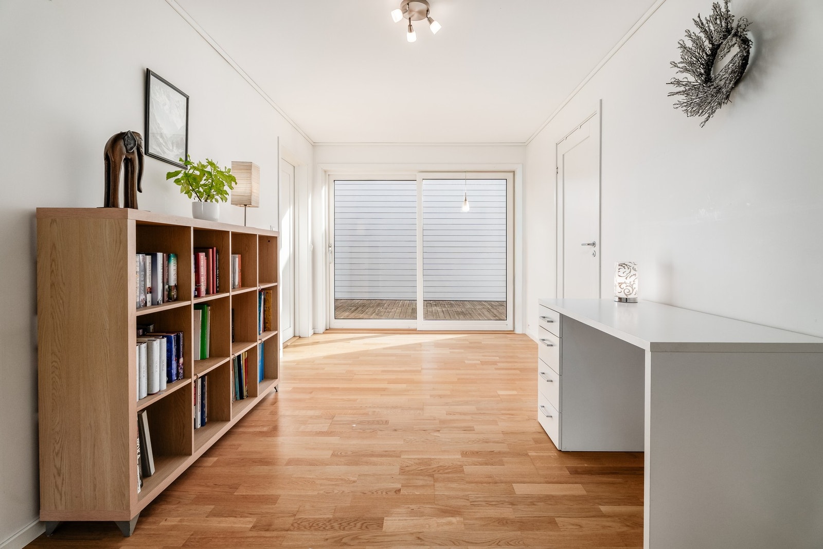 I likhet med resten av boligen er det også her lyst og luftig. I 2. etasje er det loftstue, 3 soverom og bad. Utgang til balkong fra loftstuen Galleribilde