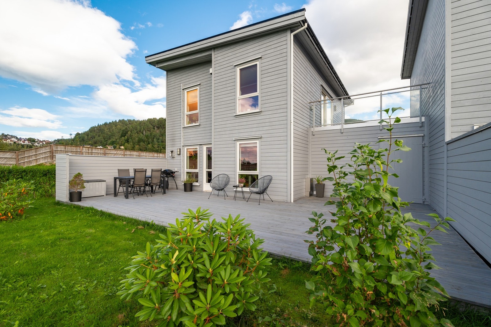 Terrassen er av god størrelse og har lys og strømuttak. Praktisk uttak for gassgrill på terrassene Galleribilde