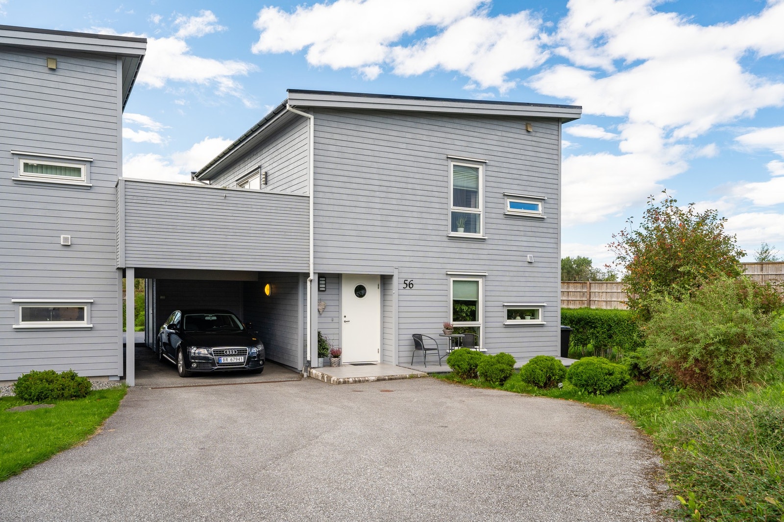 Romslig innkjørsel og praktisk carport Galleribilde