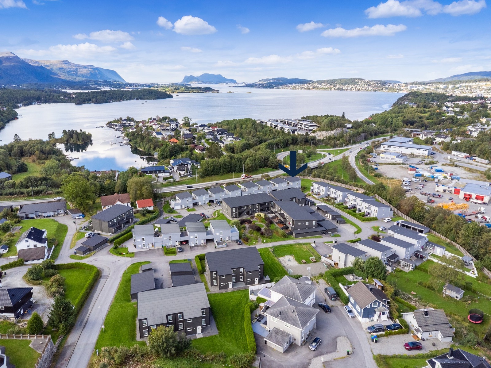 Boligen er oppført i 2014 og har kort avstand til de fleste fasiliteter. Svært god intern beliggenhet. Galleribilde