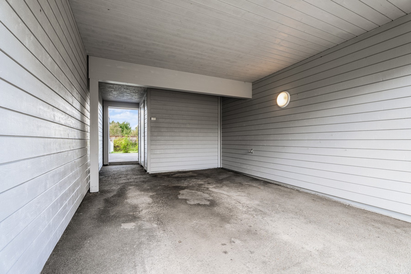 Praktisk carport med strøm og lys. Praktisk vannutkaster på vegg Galleribilde