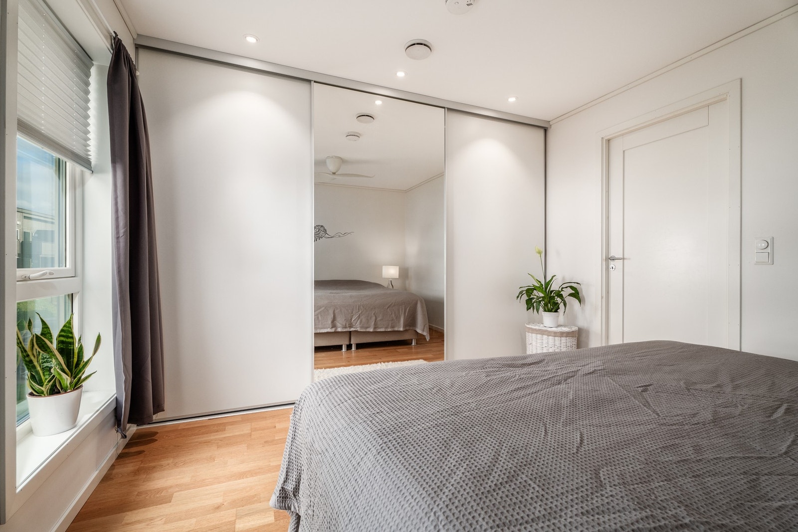 På dette rommet er det en praktisk og flott skyvedørsgarderobe Galleribilde