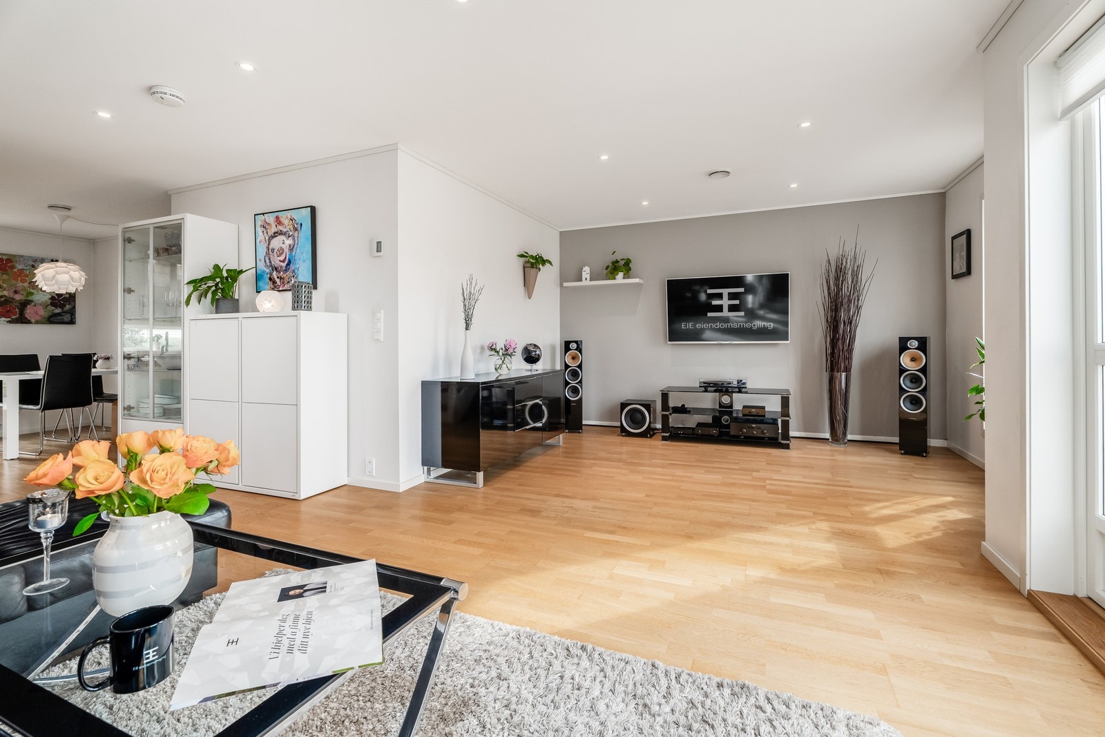 Stuen er inndelt i flere soner og har rikelig med møbleringsmuligheter Galleribilde