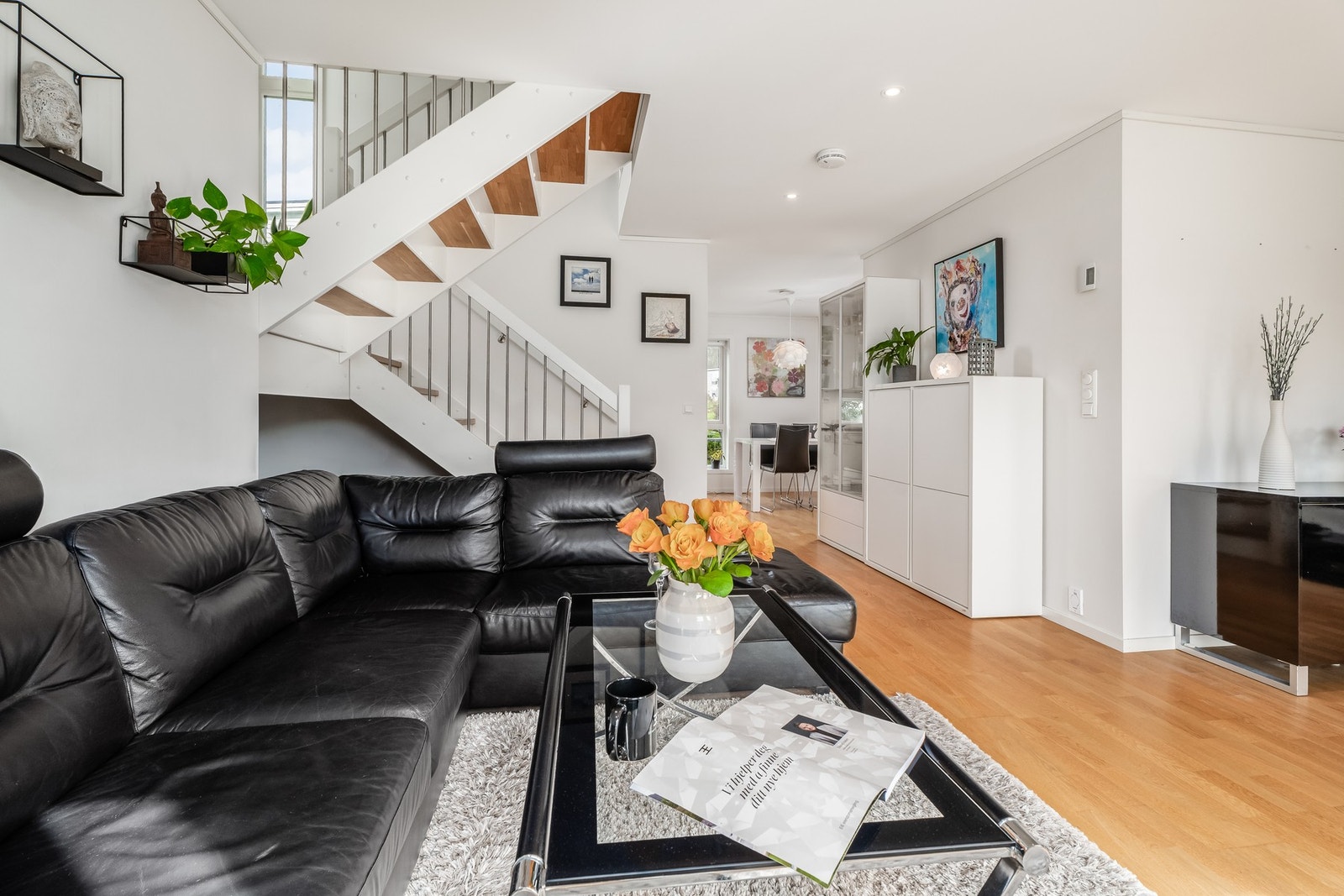 Stuen er lys og romslig. Det er spotter m/ dimming i himling og sentralstøvsuger Galleribilde