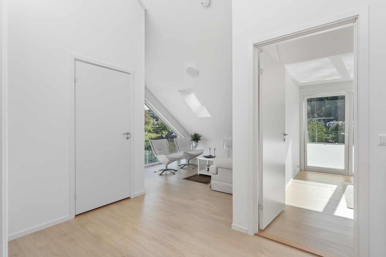 Gangen i 2. etg leder til soverommene, loftstuen og badet Galleribilde