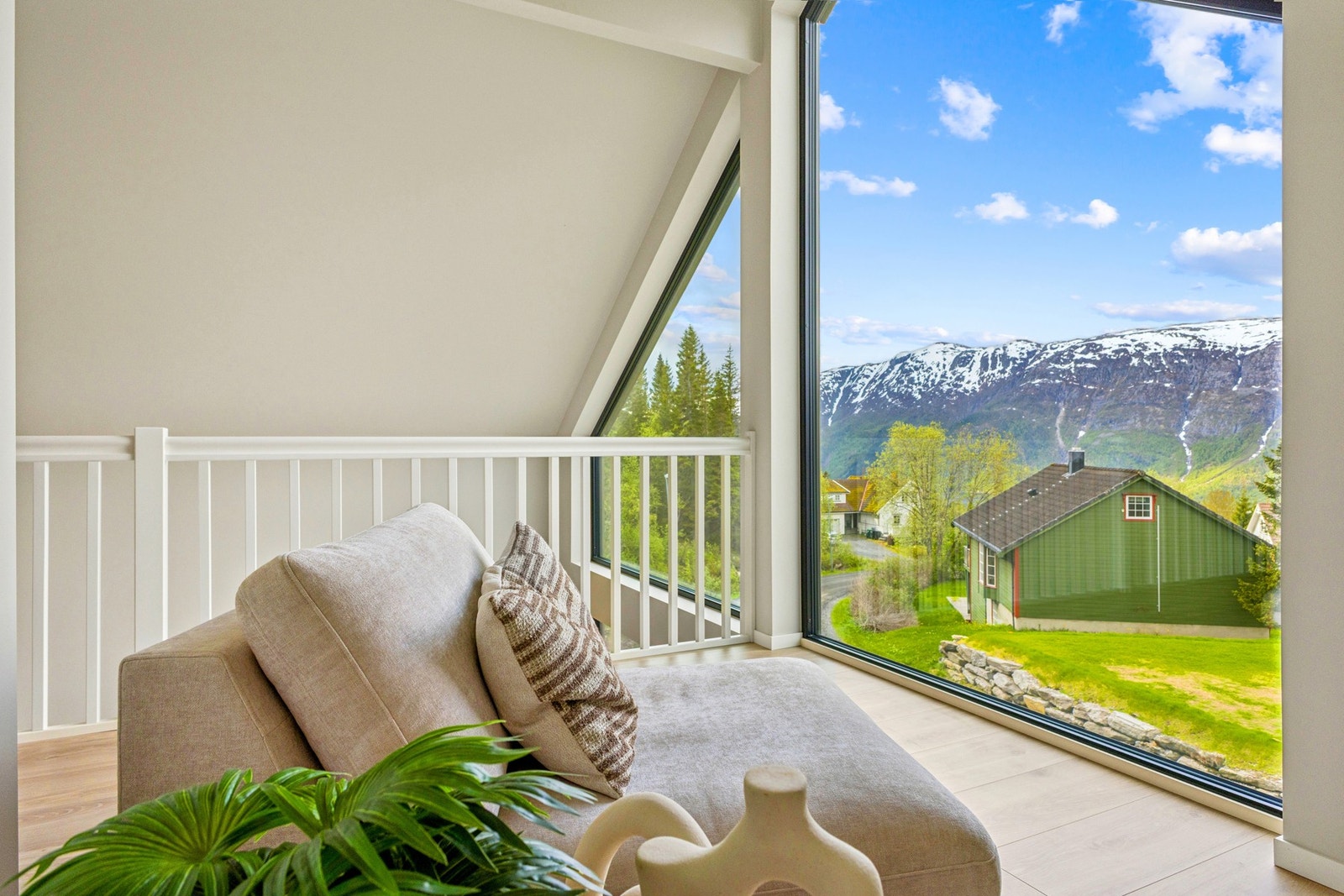 I boligens loftsetasje kan du fint rigge deg til og nyte sol og litt utsikt. Galleribilde