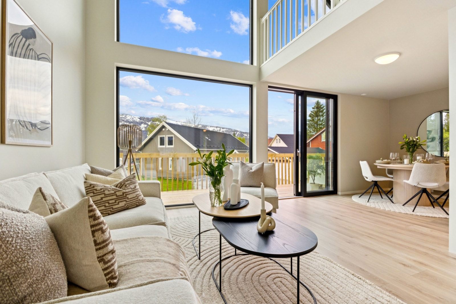 Første etasje byr bl.a. på en luftig stue med store vinduer med svarte detaljer, vendt mot vest. Galleribilde