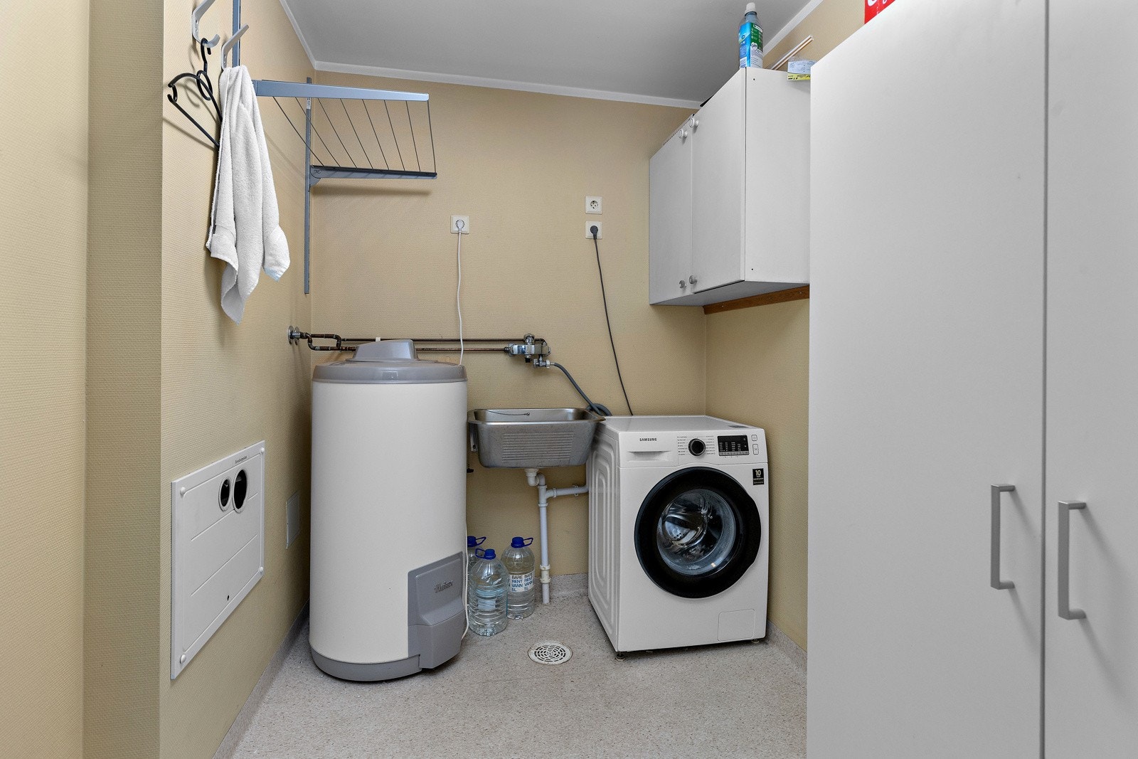 Praktisk vaskerom med oppsett til vaskemaskin. Galleribilde