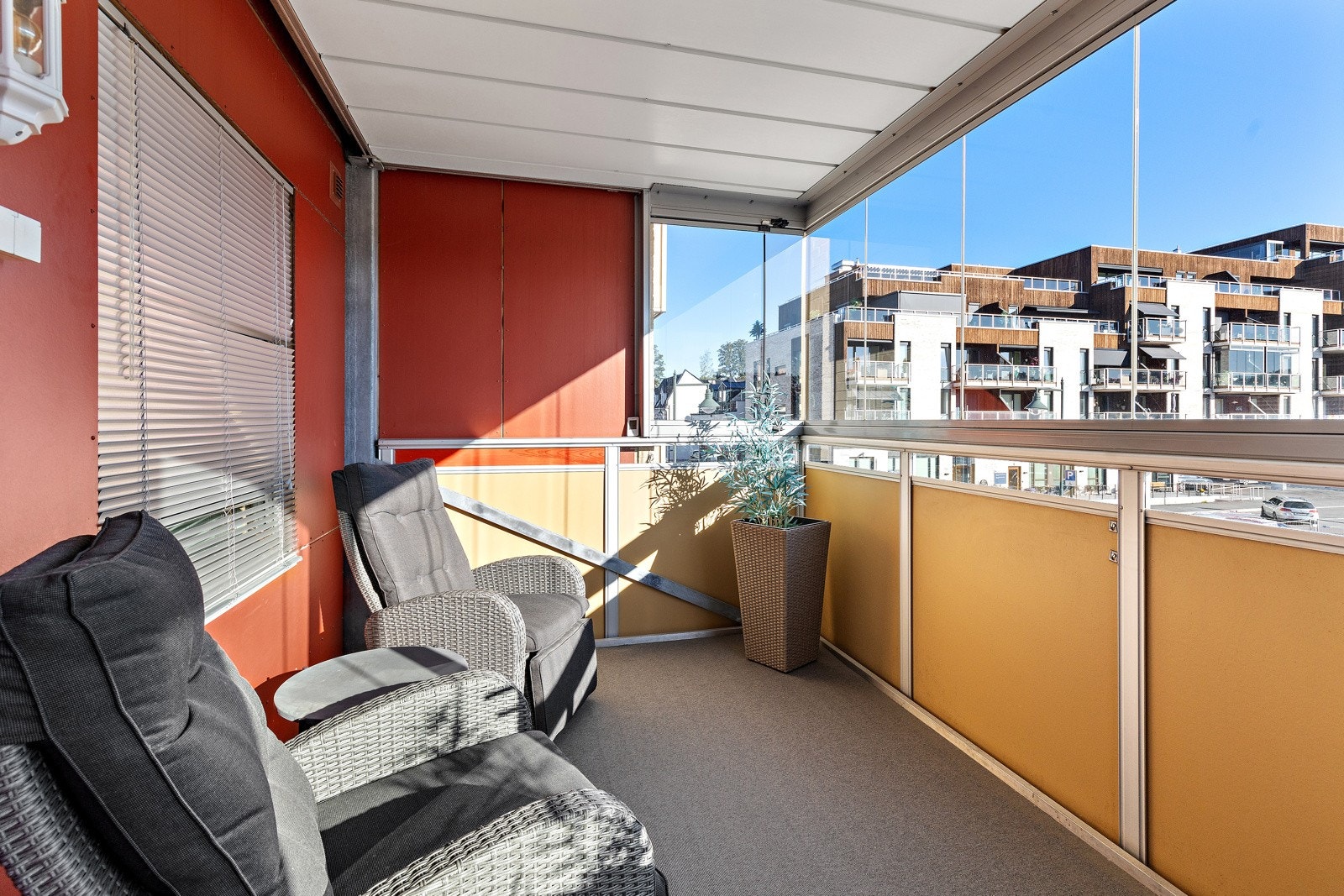 Romslig balkong med morgensol. Galleribilde