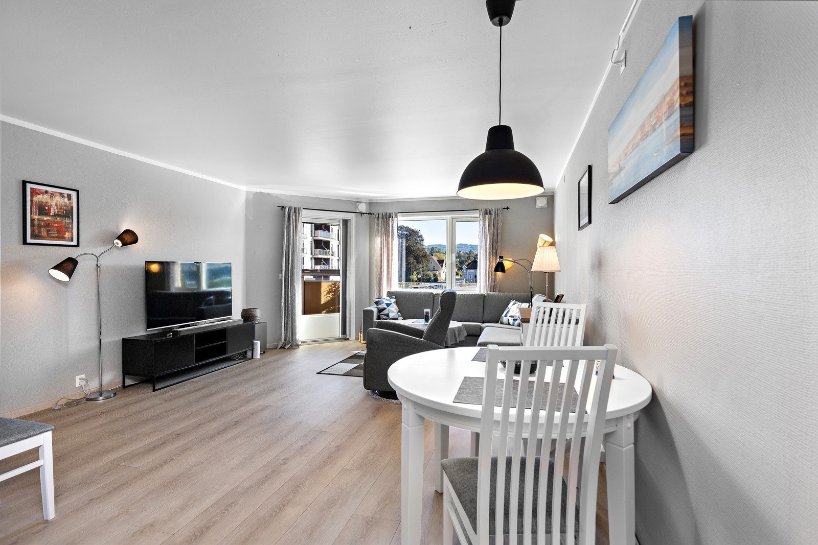 Overflatene i leiligheten er malt, og det er nyere laminatgulv. Galleribilde