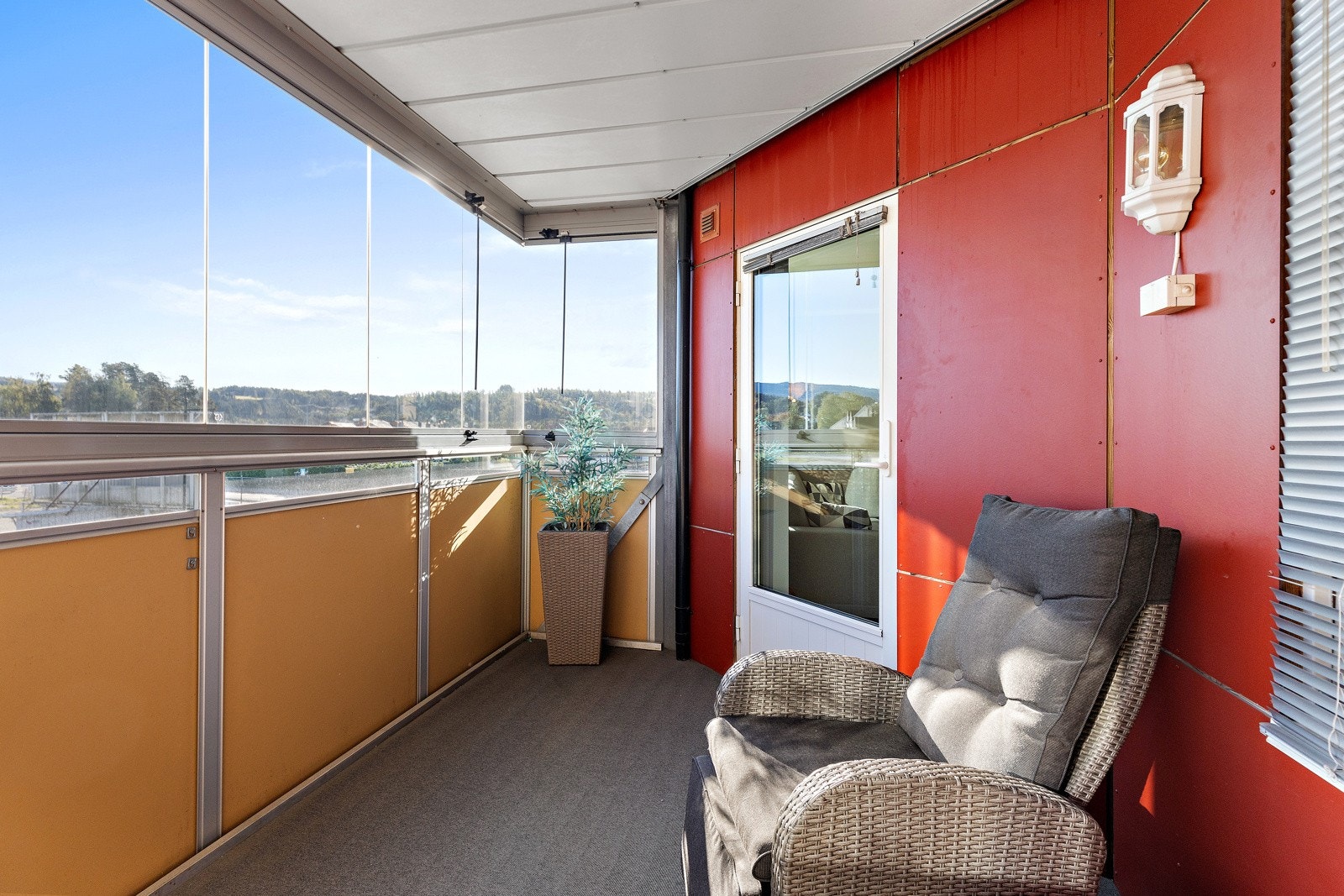 Balkongen er glasset inn. Galleribilde