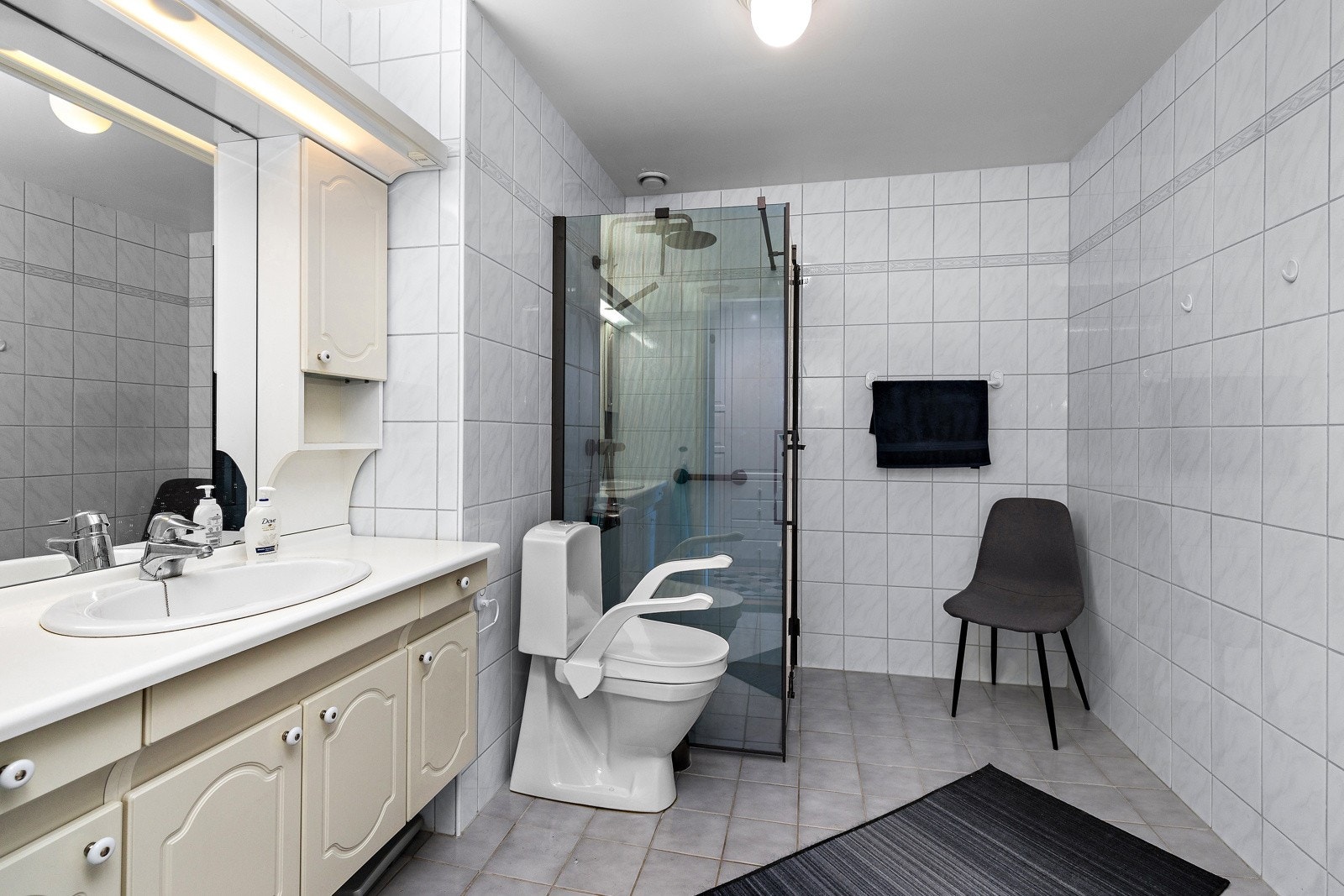 Bad fra byggeår med nyere dusjhjørne. Galleribilde