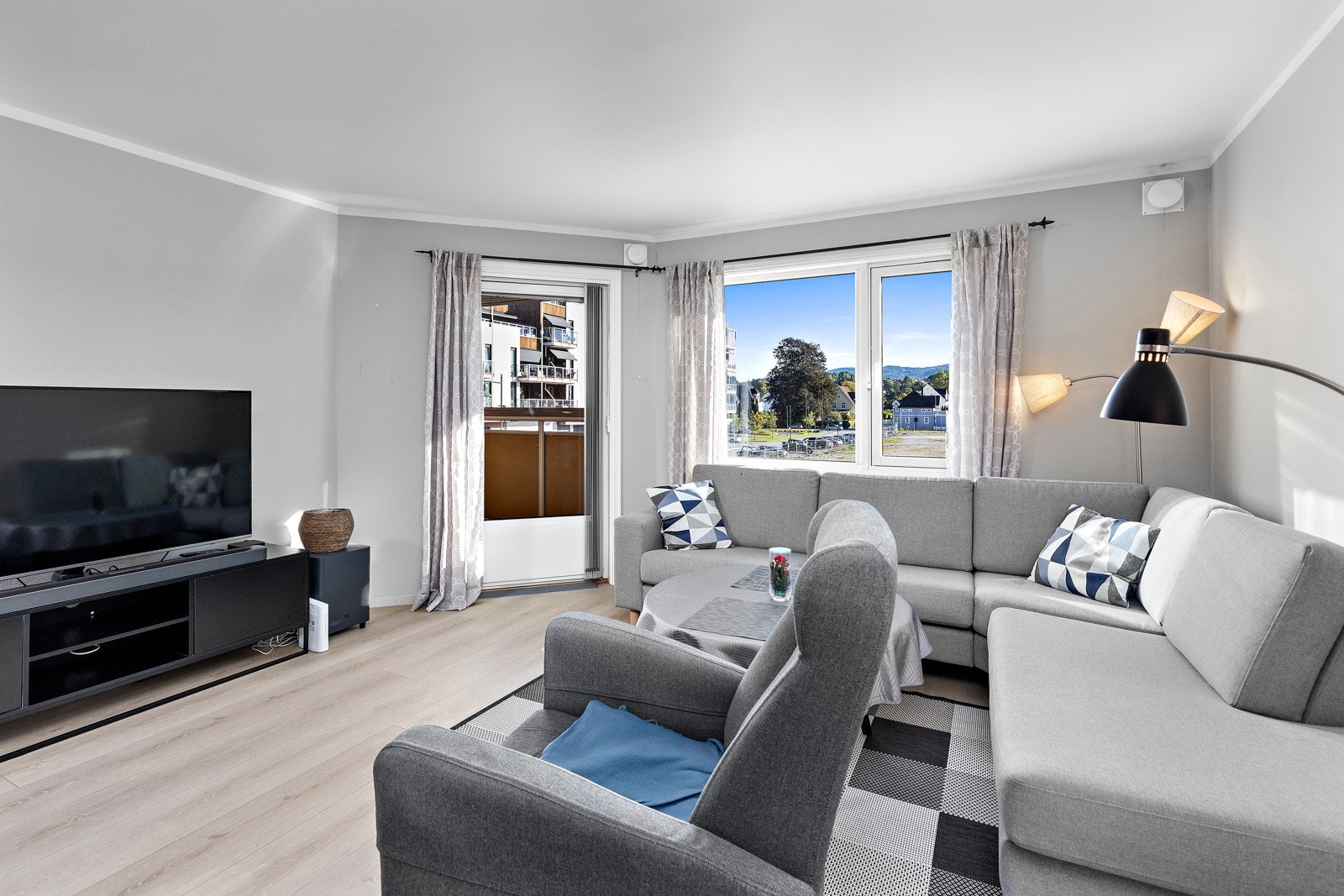 Blokka er stille og har morgensol. Galleribilde