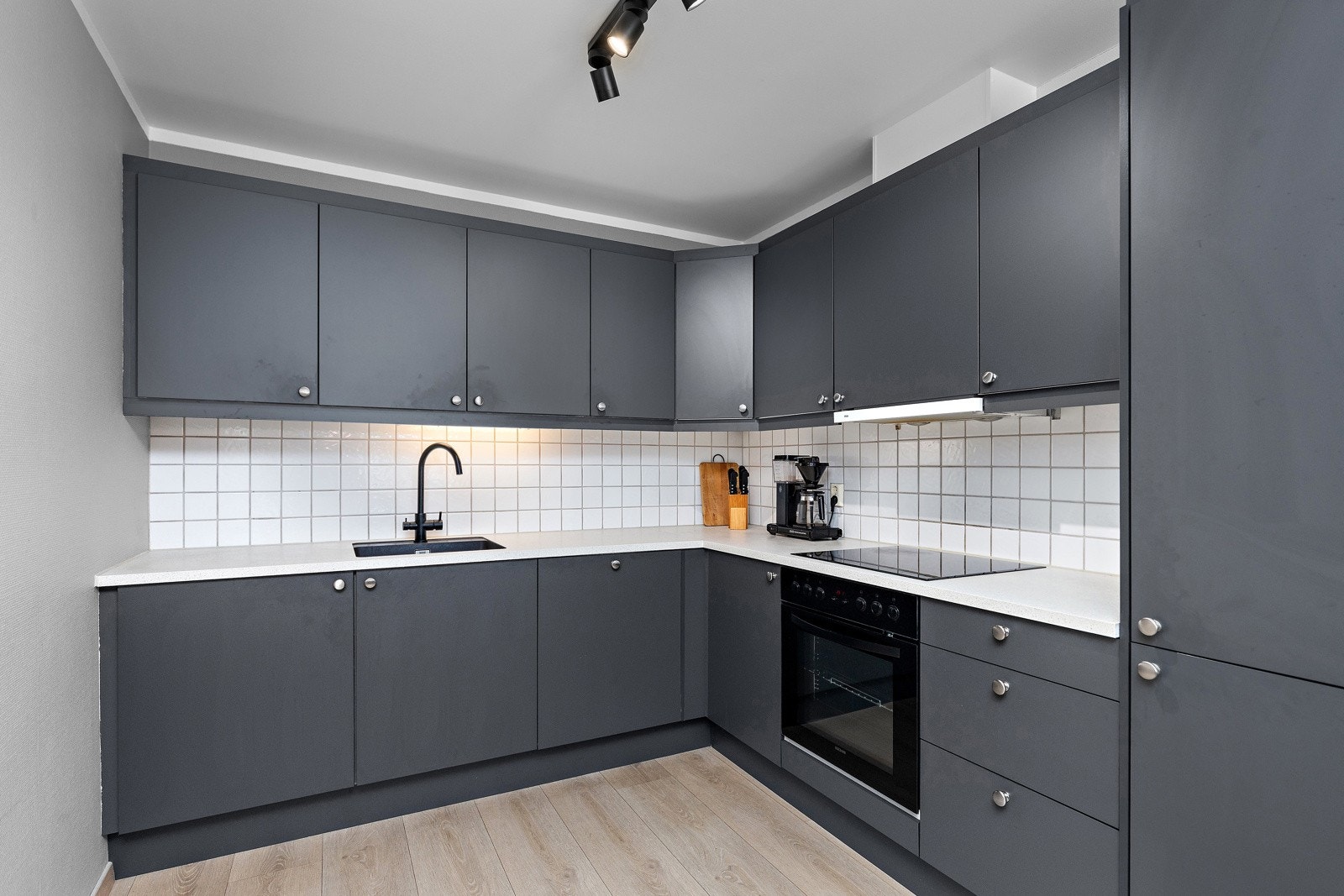 Meget god plass til lagring i over og underskap. Galleribilde