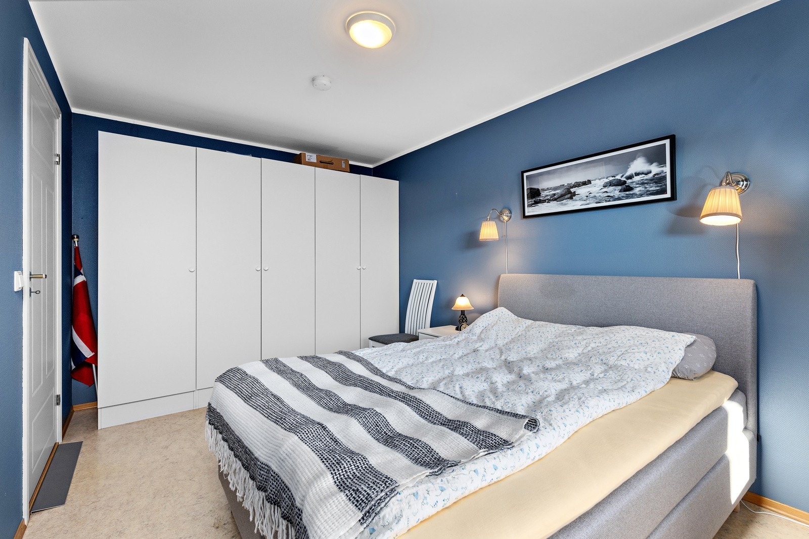 Plass til dobbeltseng og garderobeskap. Galleribilde