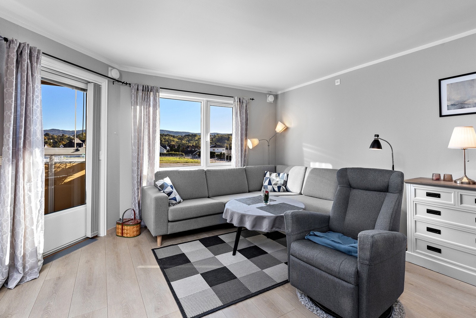 Fra gangen kommer man inn i den romslige stuen. Galleribilde