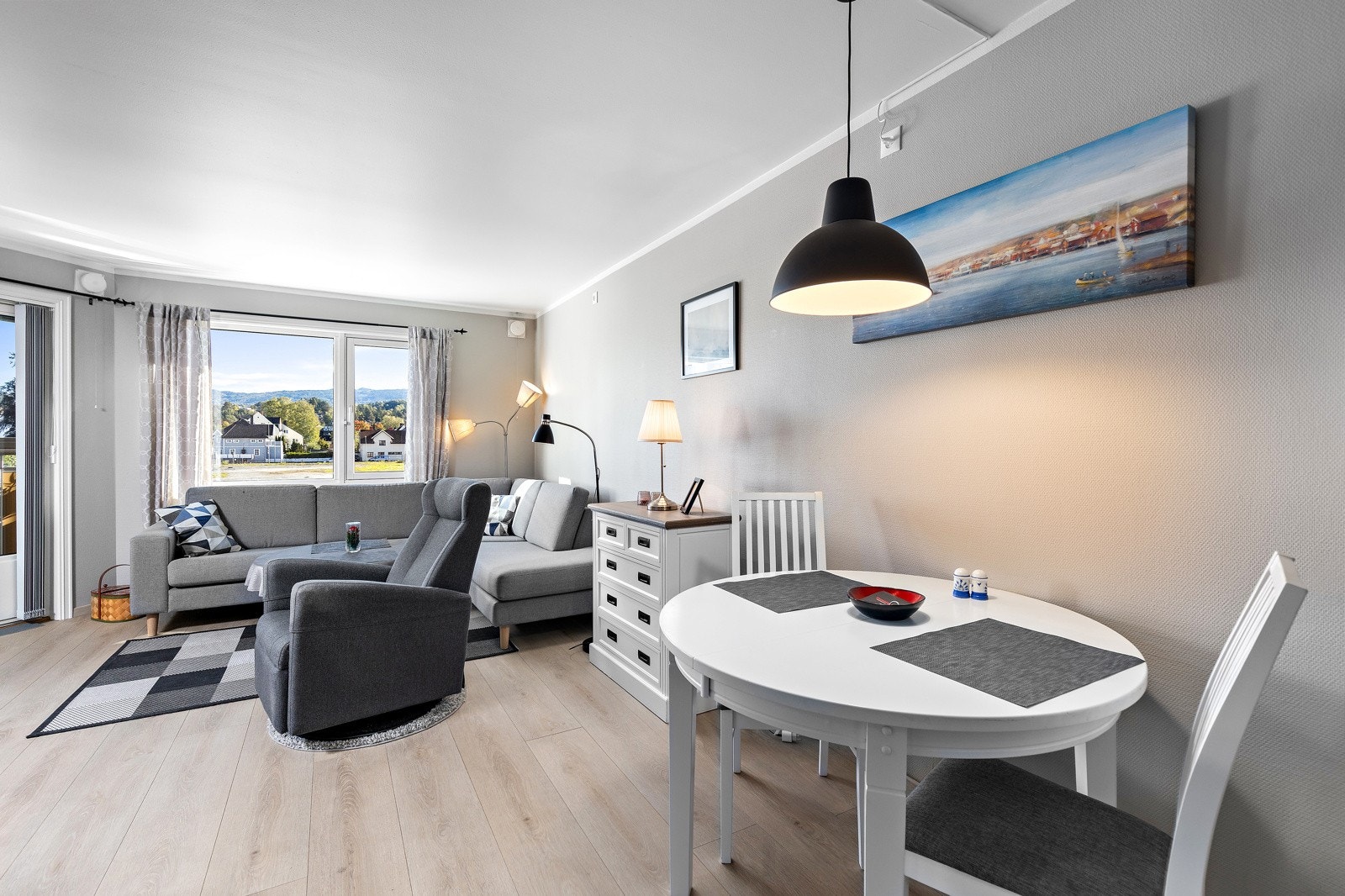 Naturlig plass til spisebord m/ lys. Galleribilde