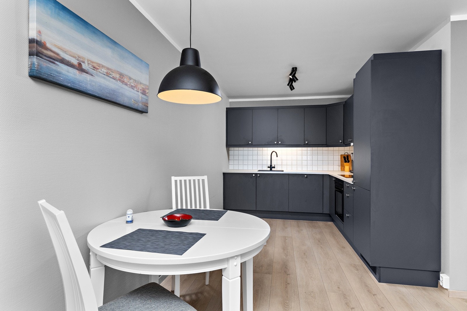 Nyere Sigdal kjøkken med pene mørke fronter. Galleribilde