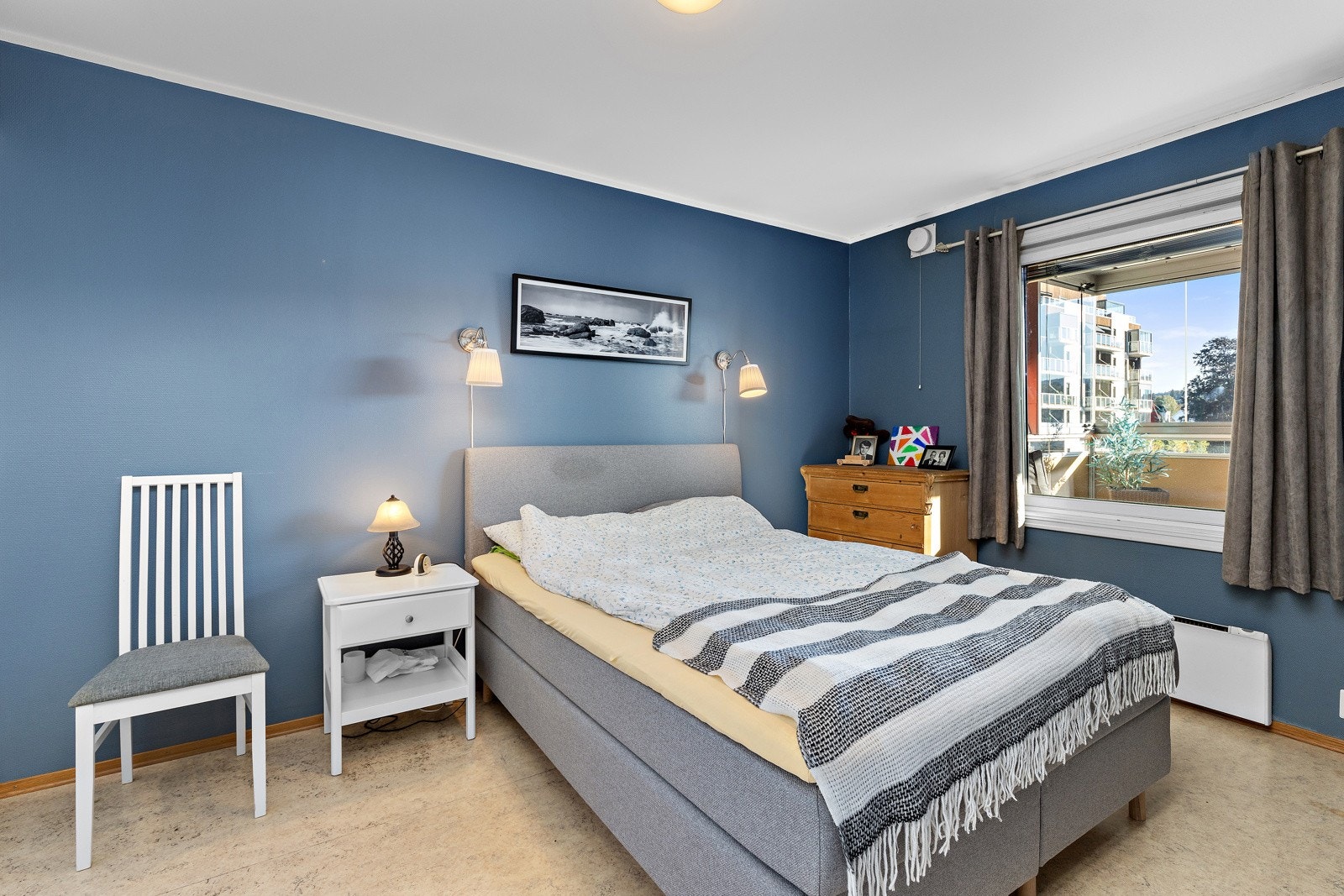 Romslig sovermo med masse lys. Galleribilde