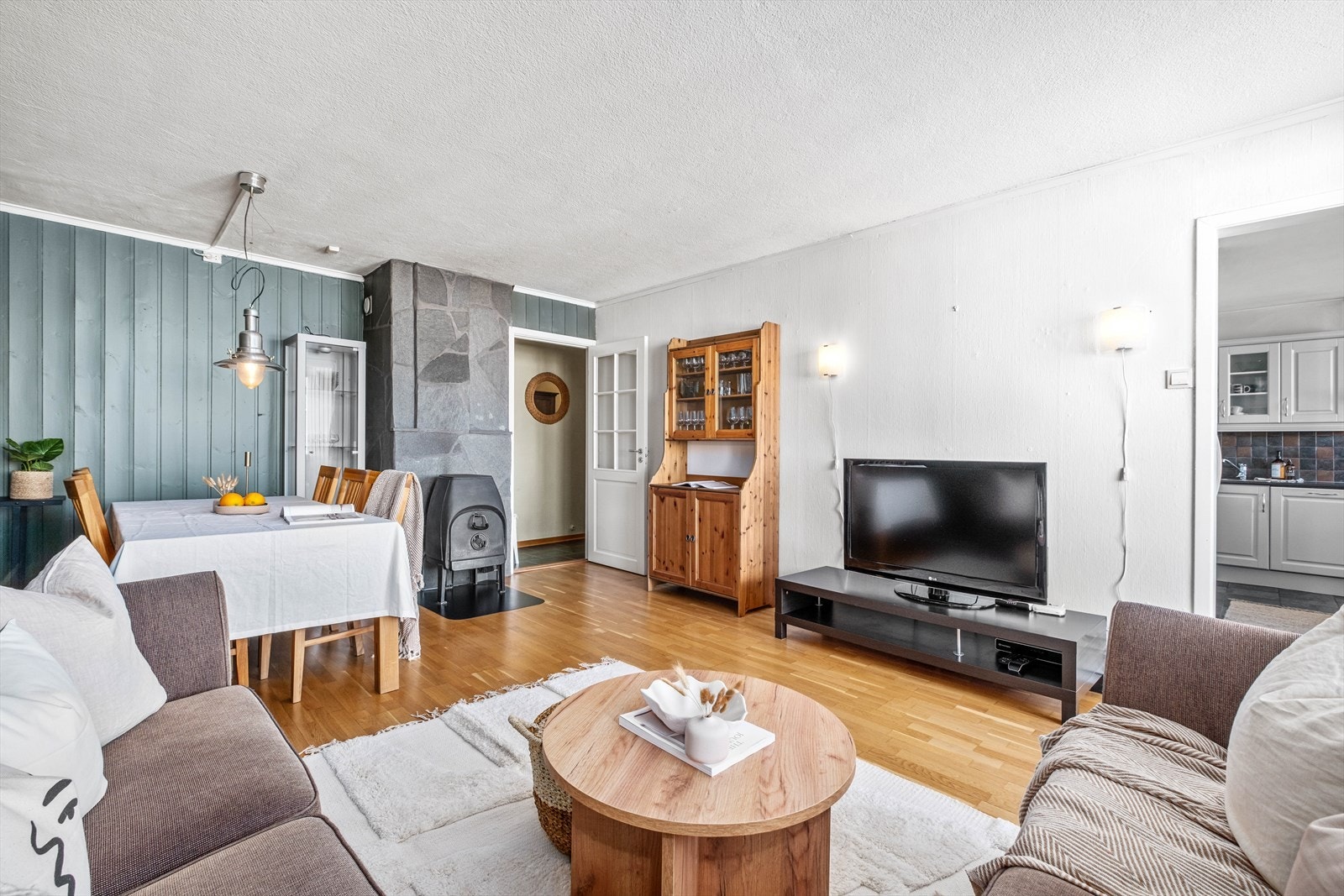 Mellom stuen og entreen er det en dør med glassfelt. Stuen har også inngang til kjøkkenet. Galleribilde