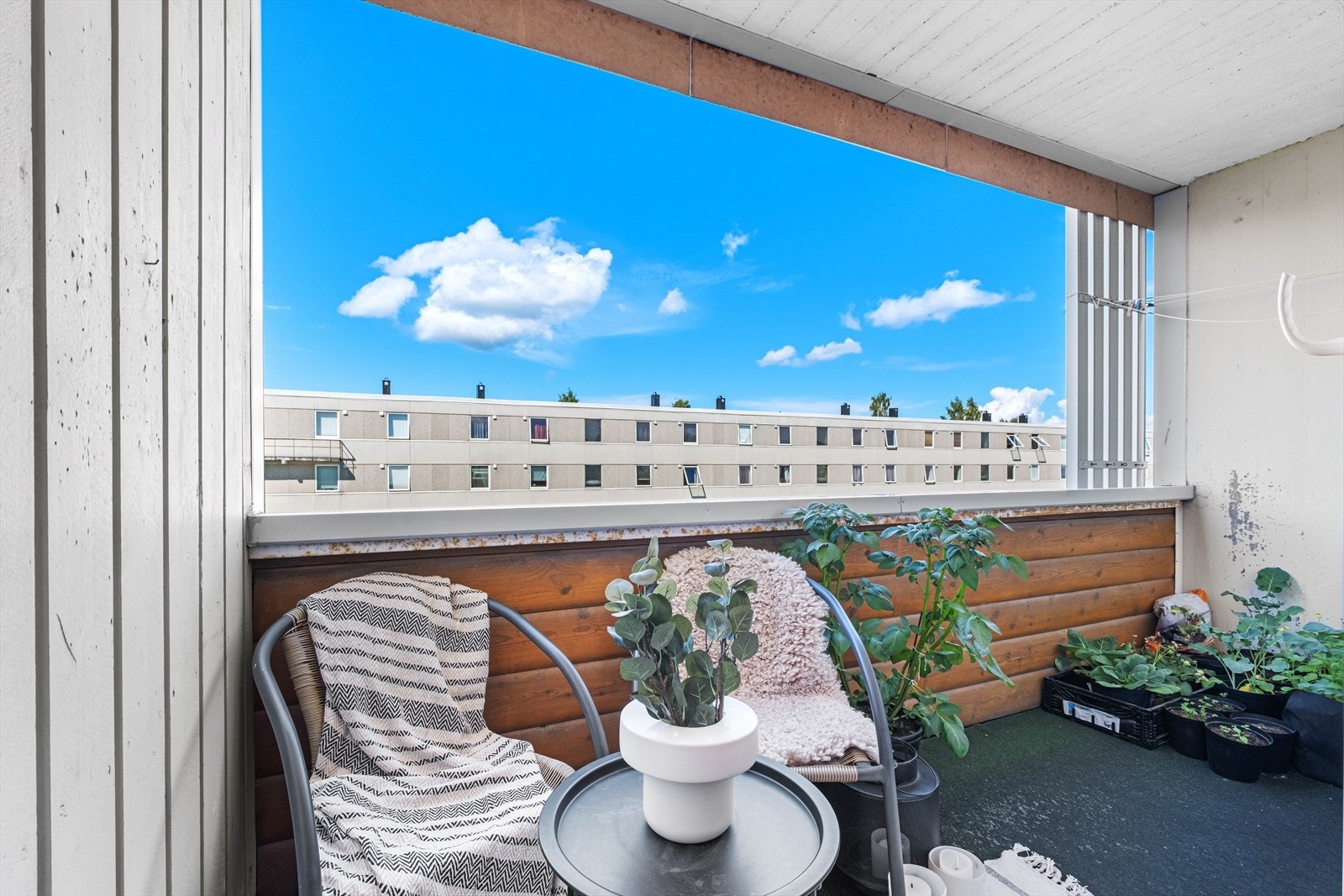 Fra stuen er det utgang til en skjermet balkong. Galleribilde