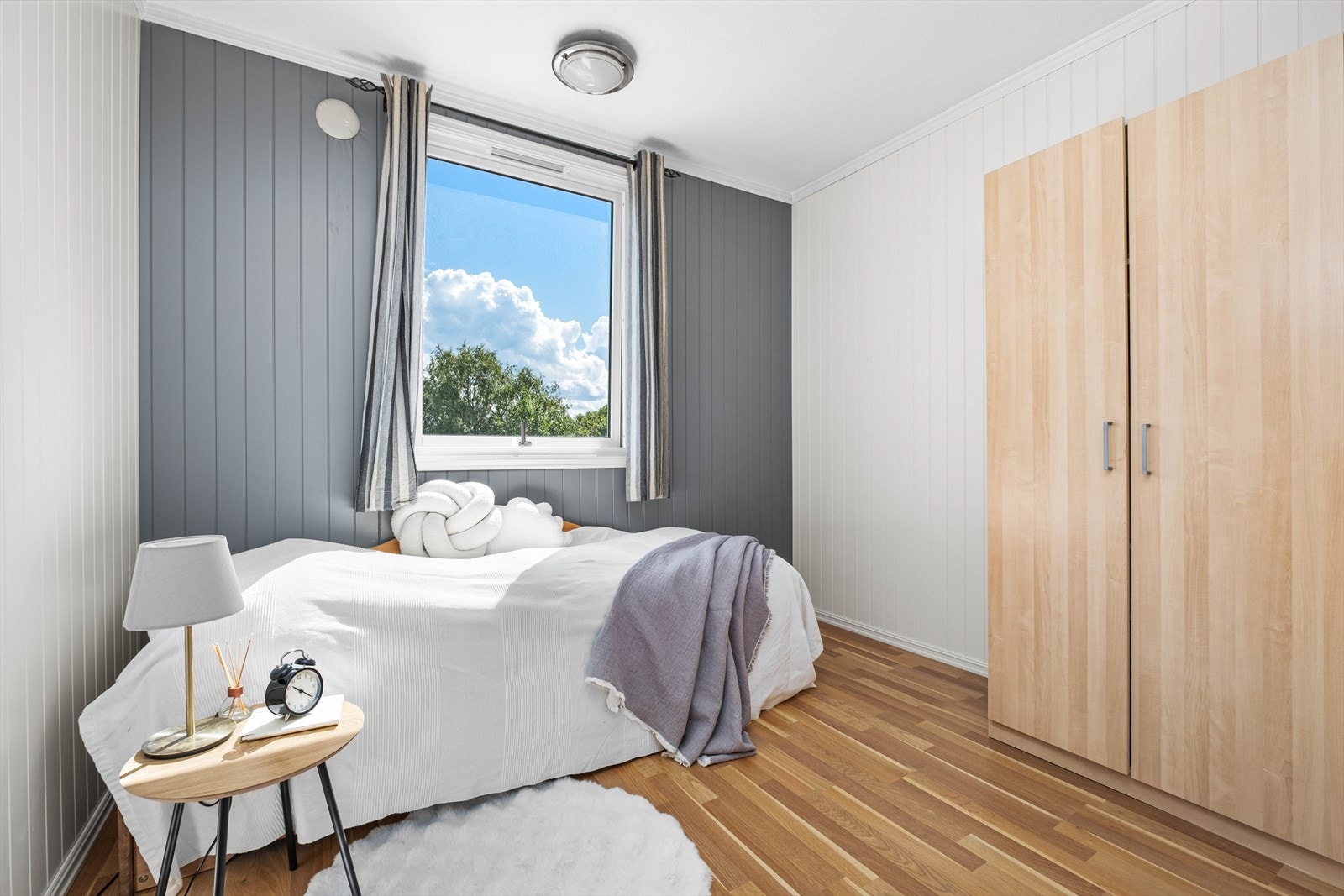 Begge soverommene har parkett på gulvene, fine lysforhold og god plass til senger med tilhørende møblement. Galleribilde