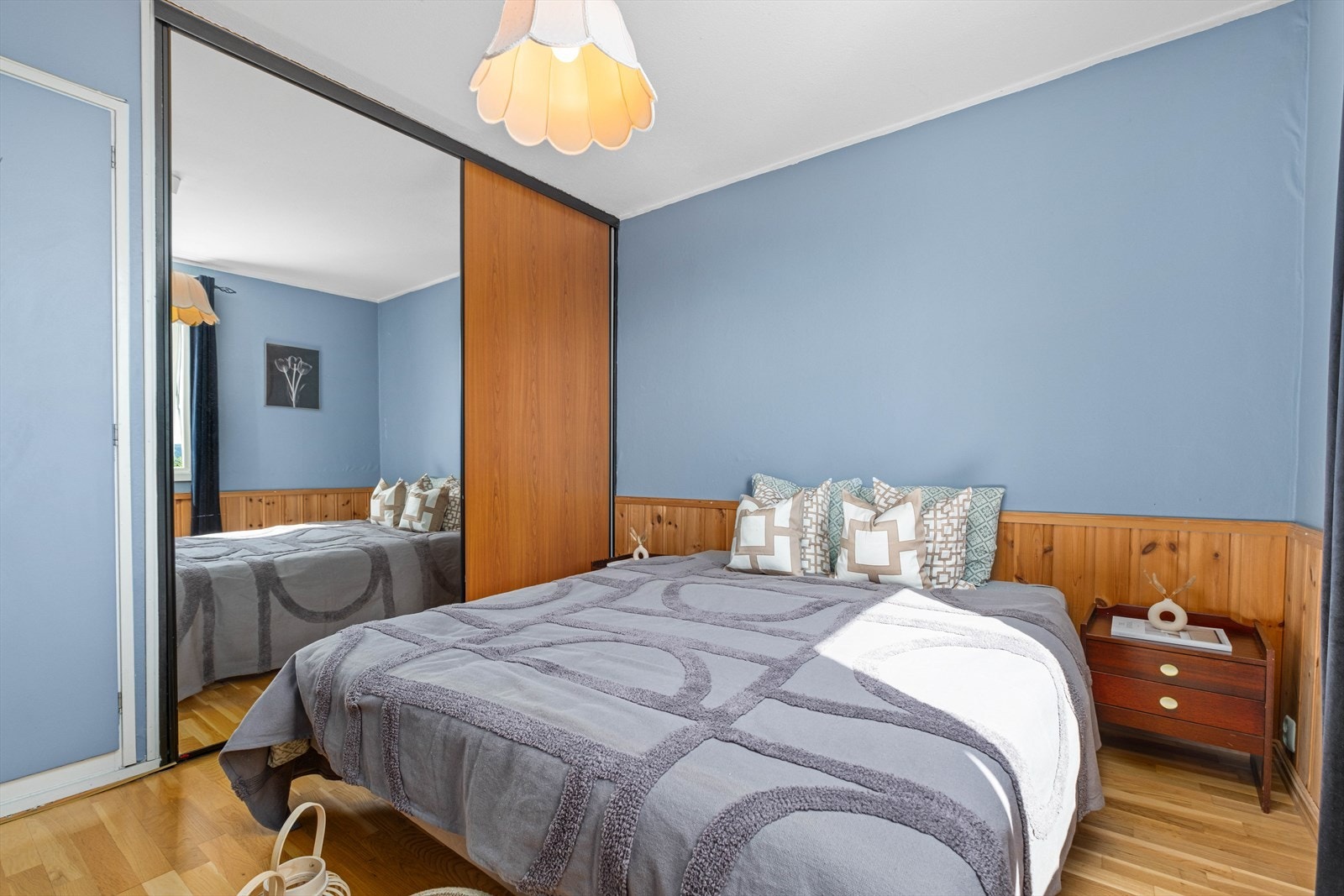 På hovedsoverommet er det både skyvedørsgarderobe og et plassbygd skap. Galleribilde