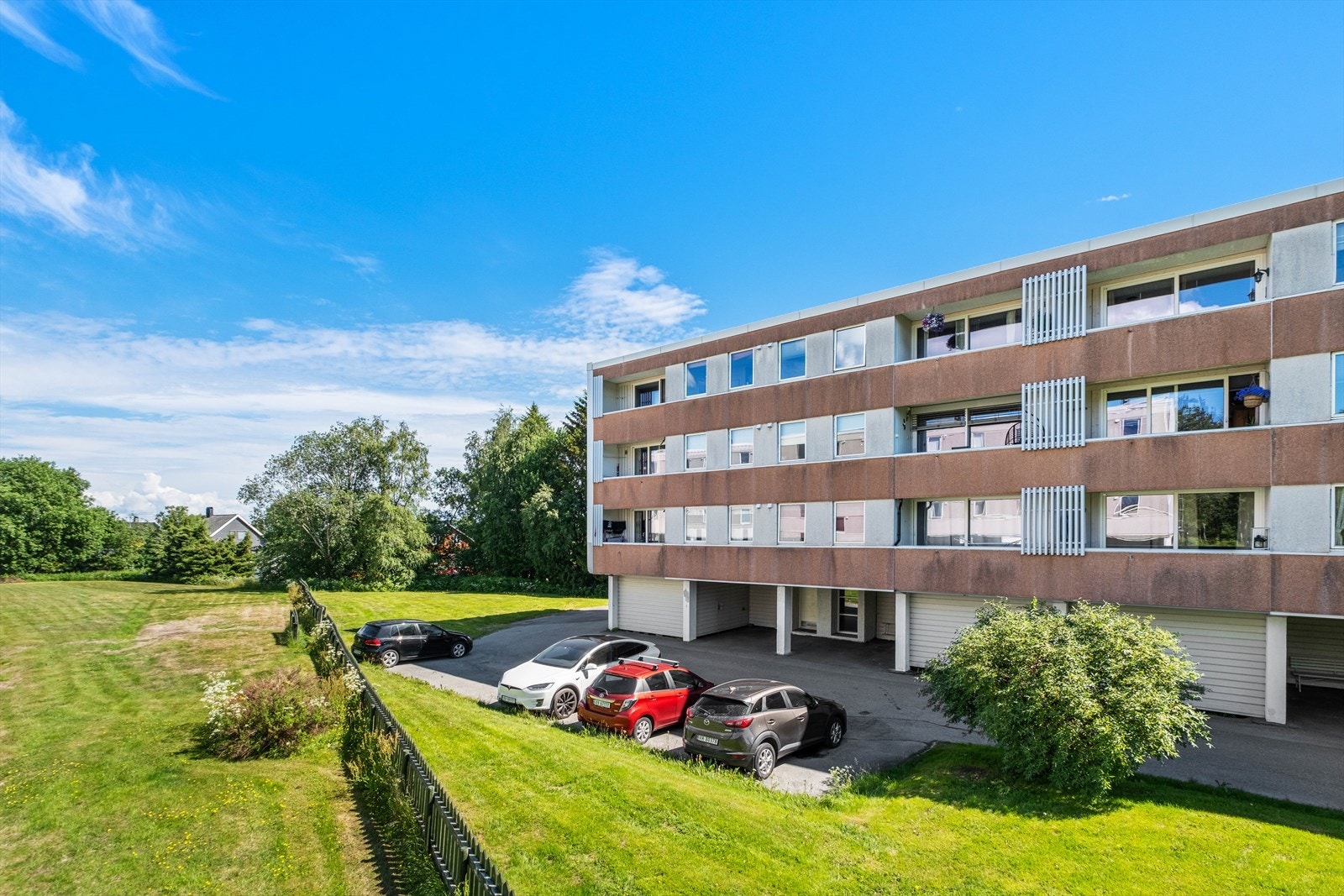 Det er parkering i carport. Galleribilde