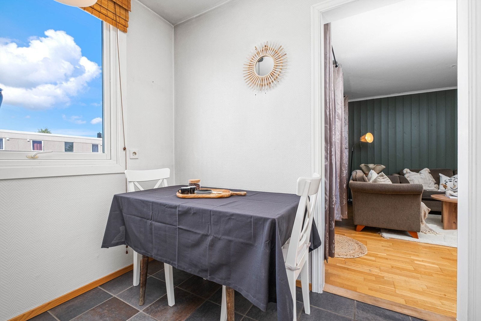 På kjøkkenet er det to vinduer, og under det ene er det plass til et kjøkkenbord. Galleribilde