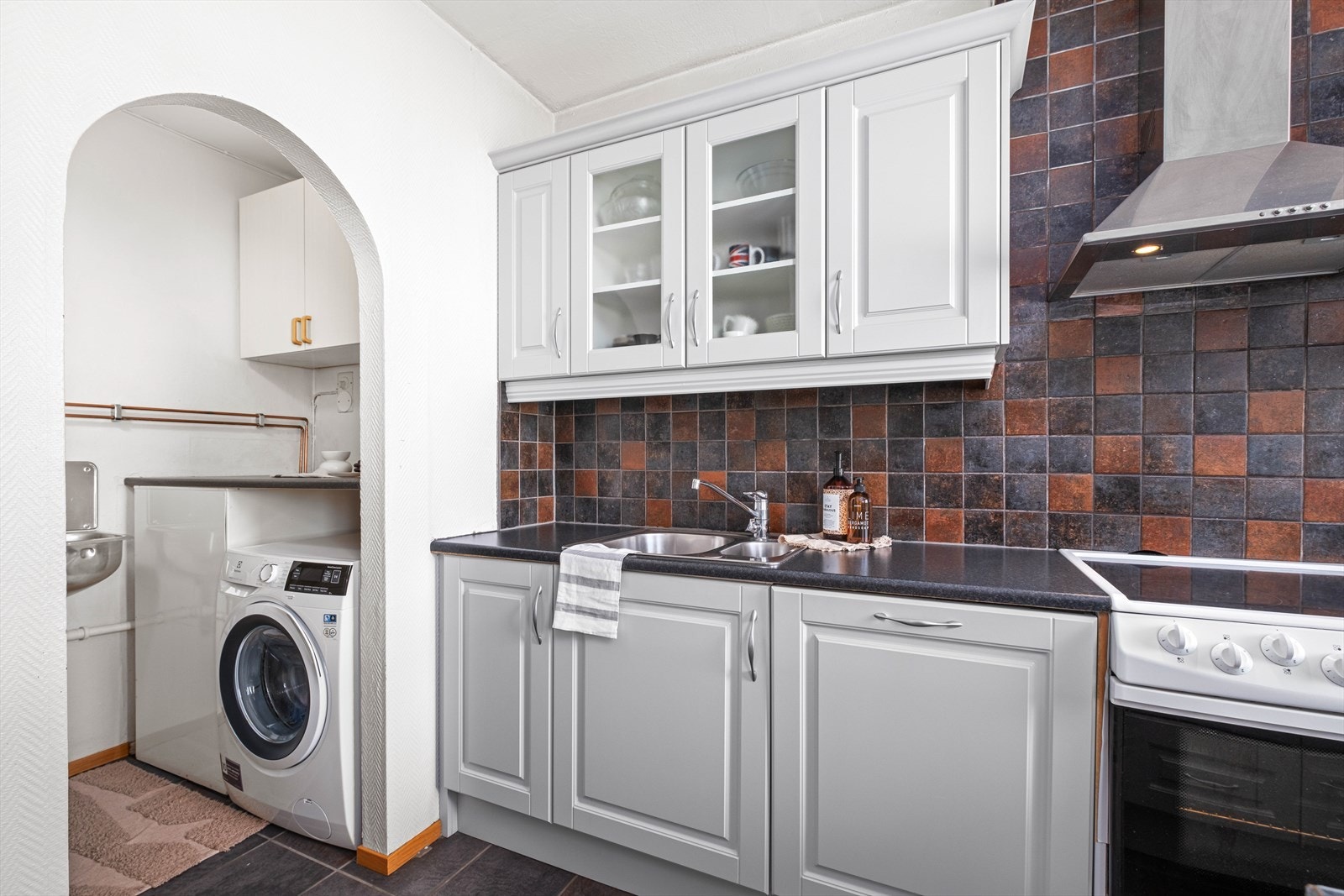 Mikro og oppvaskmaskin er integrert. Galleribilde