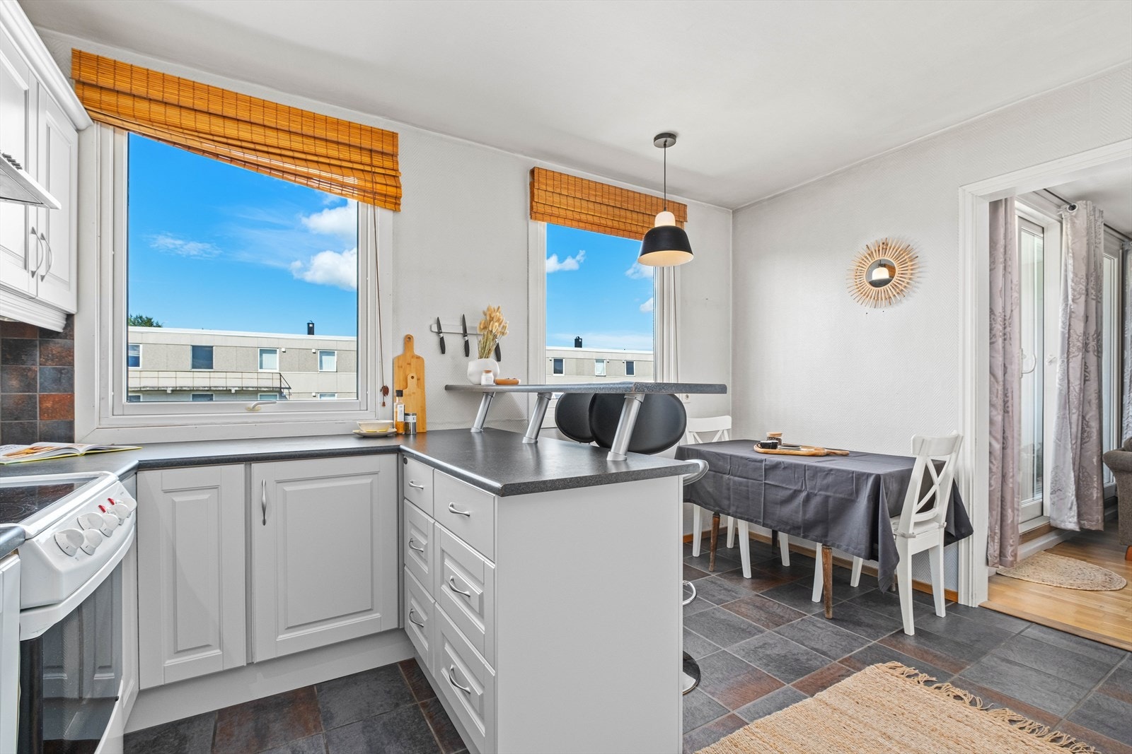 På kjøkkengulvet er det lagt fliser med gulvvarme. Galleribilde