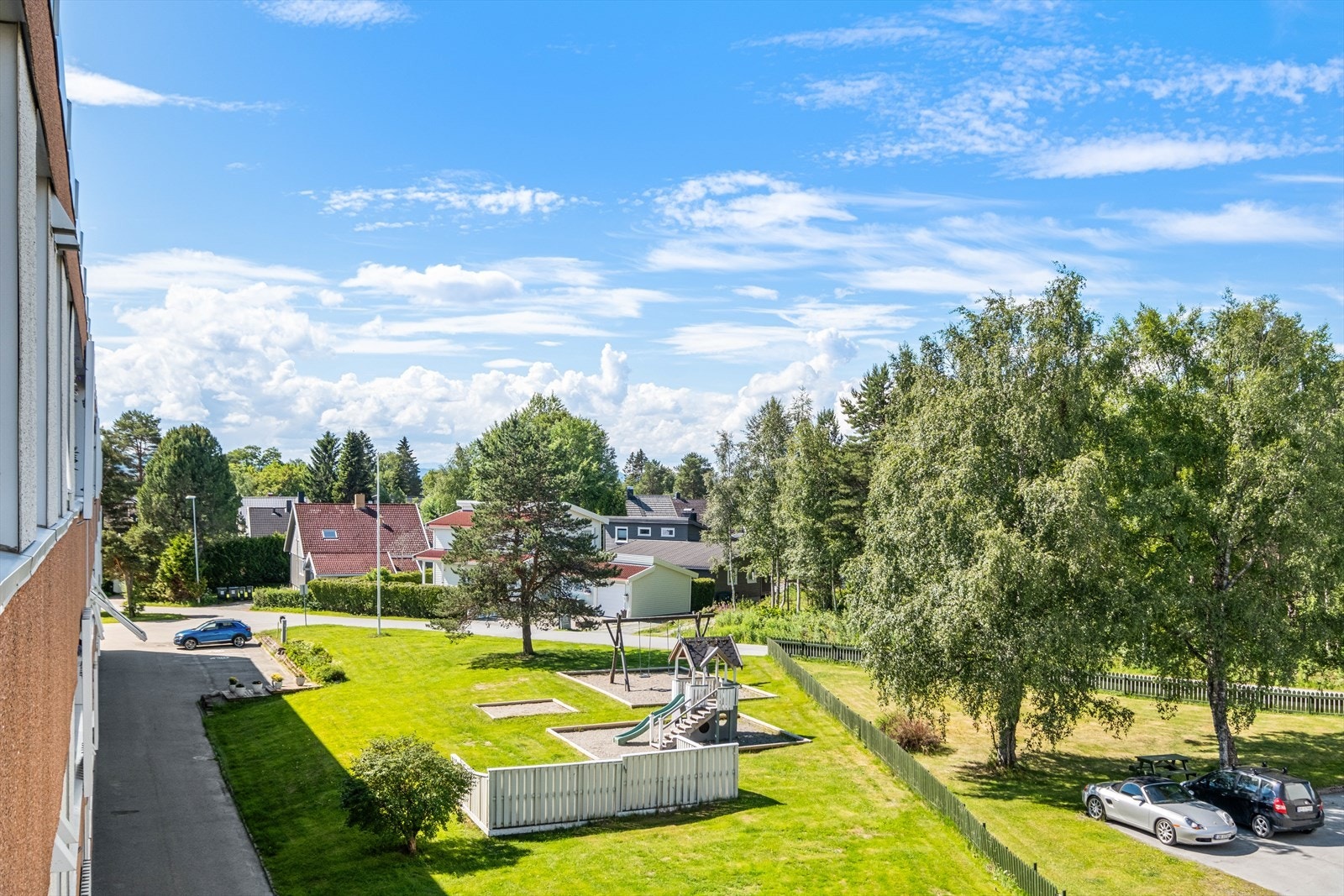 Balkongen har takoverbygg og er vendt mot vest. Galleribilde