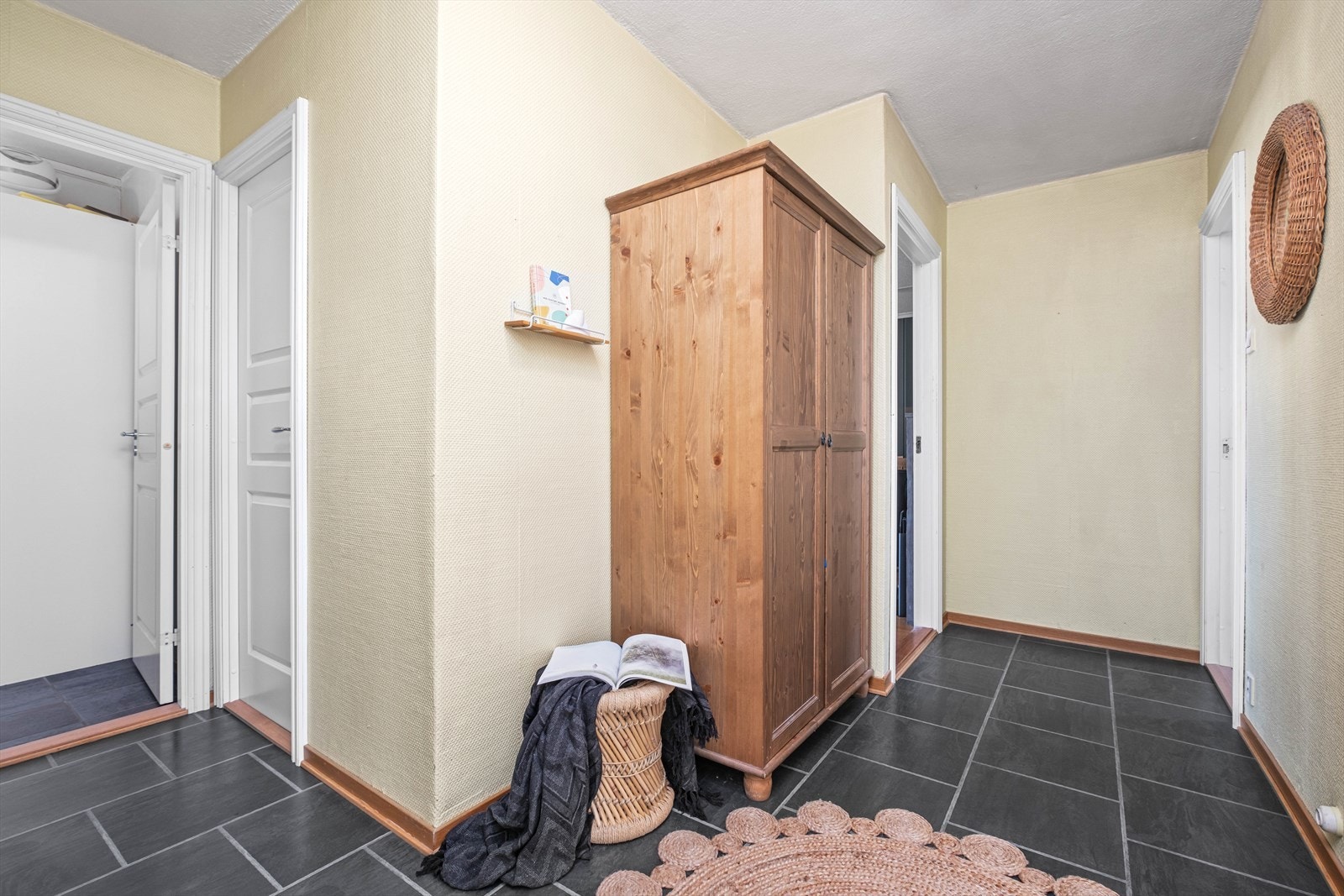 Leiligheten har en romslig entré i vinkel med god plass til garderobeskap eller annet ønsket møblement. Galleribilde