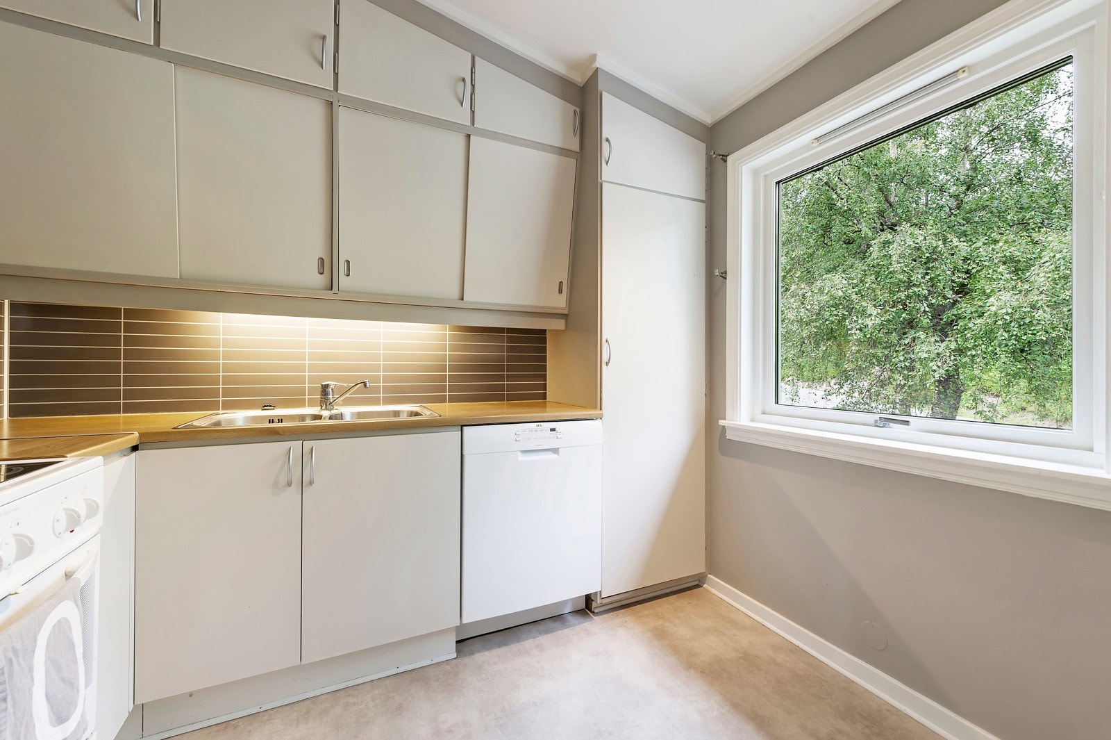 Hoveddel - Eldre kjøkkeninnredning Galleribilde