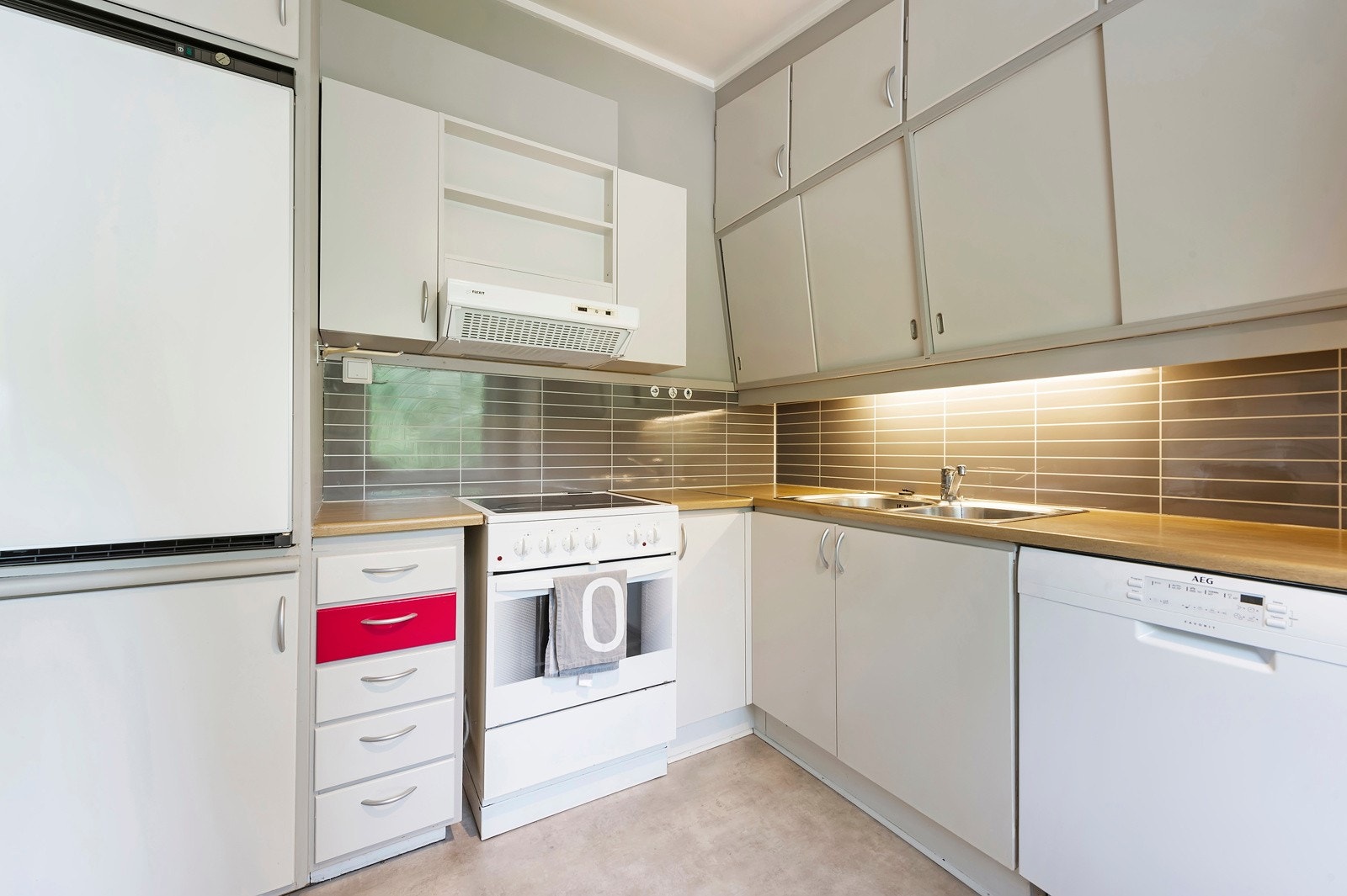 Hoveddel - Eldre kjøkkeninnredning Galleribilde