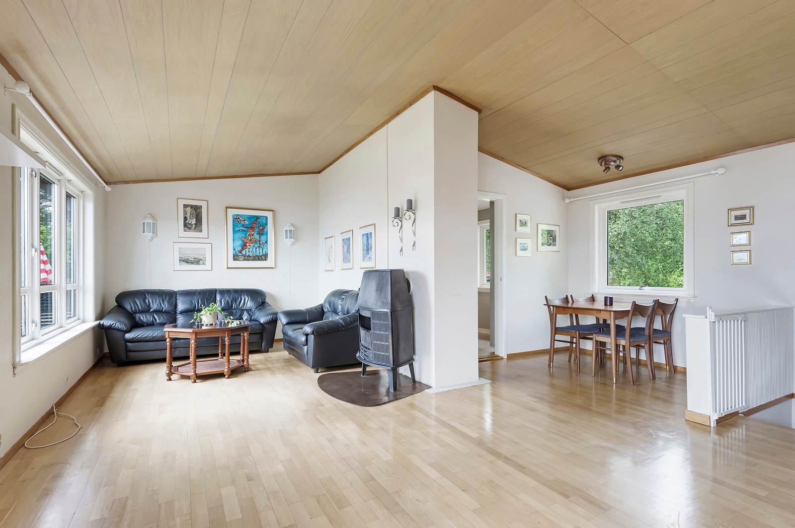 Hoveddel - Lys og romslig stue Galleribilde