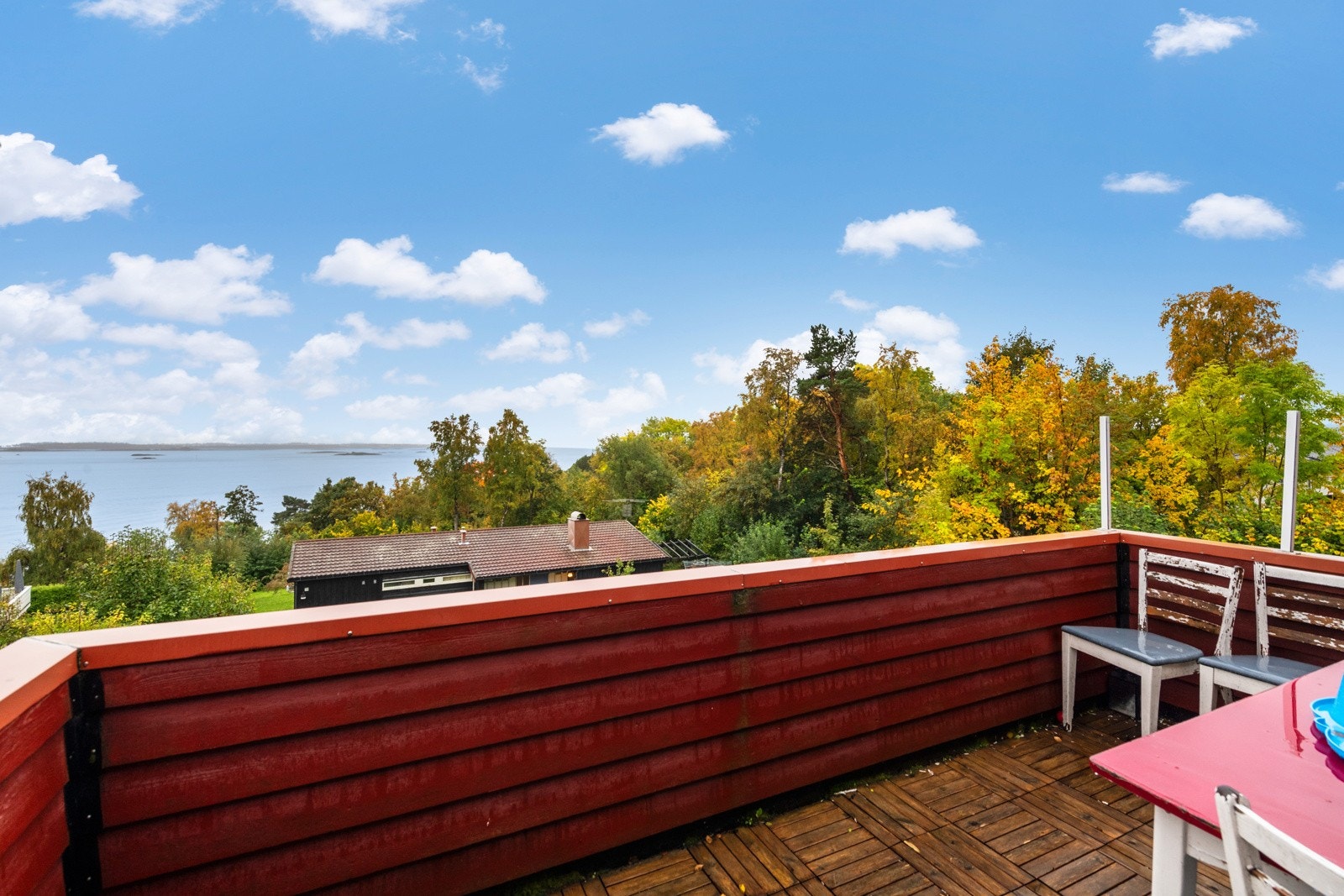 Hoveddel - Nydelig utsikt fra den romslige terrassen Galleribilde
