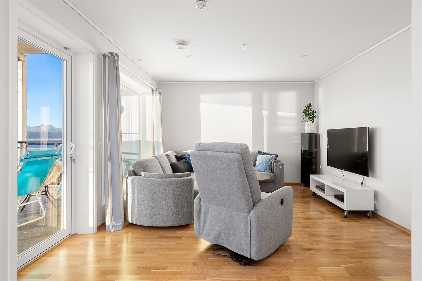 En moderne og tiltalende 3-roms andelsleilighet med fantastisk utsikt og god
planløsning. Galleribilde