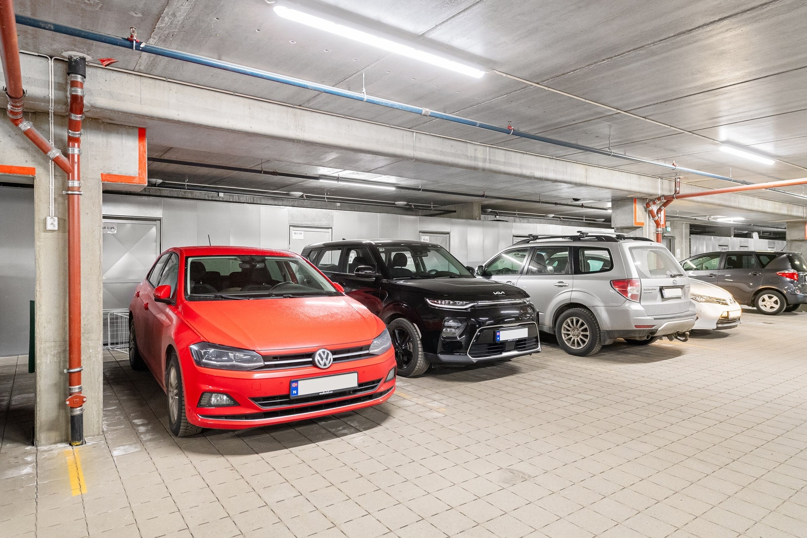 Det medfølger parkeringsplass i kjeller med bod. Galleribilde