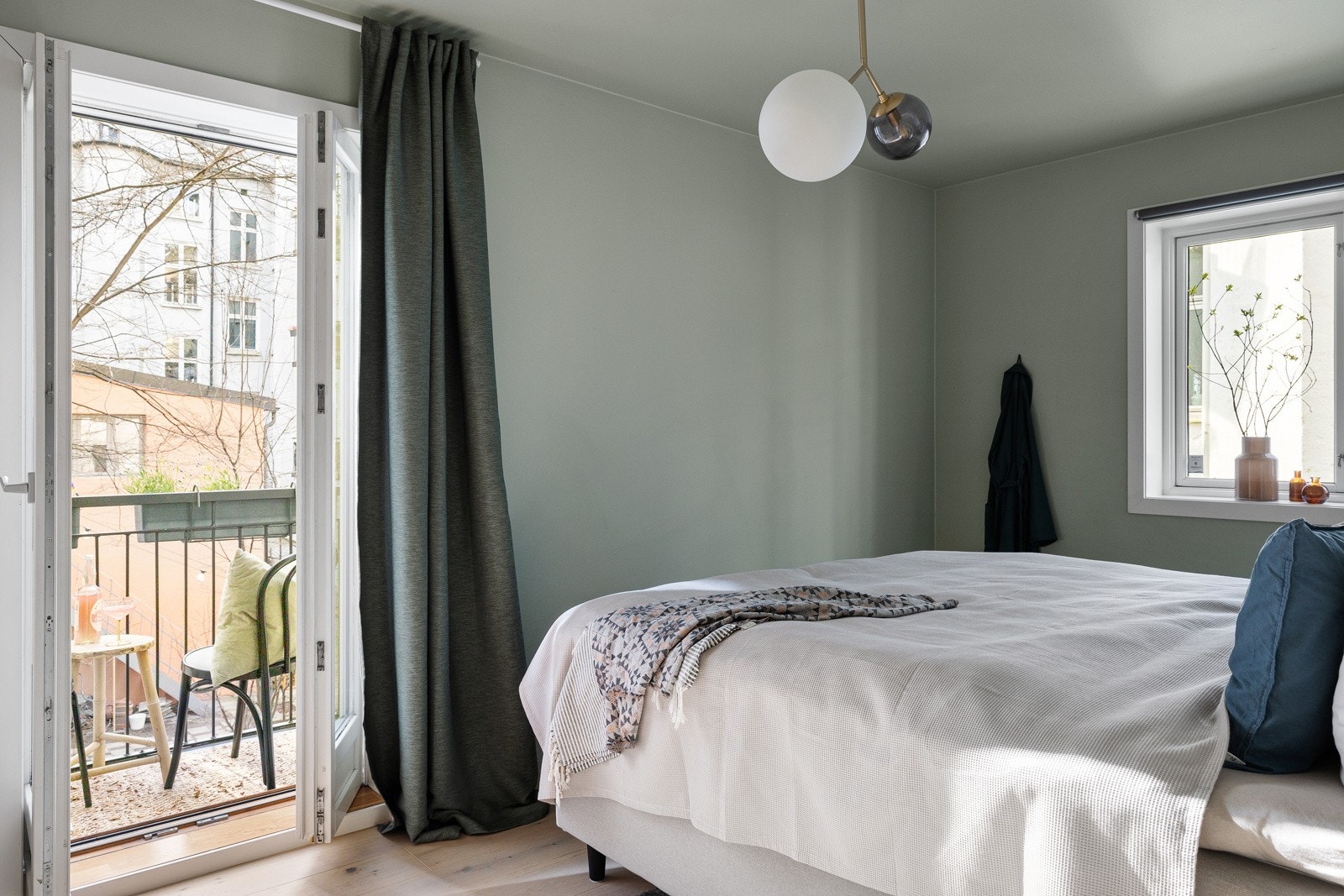 Utgang til en sydøst-vendt balkong med morgensol Galleribilde