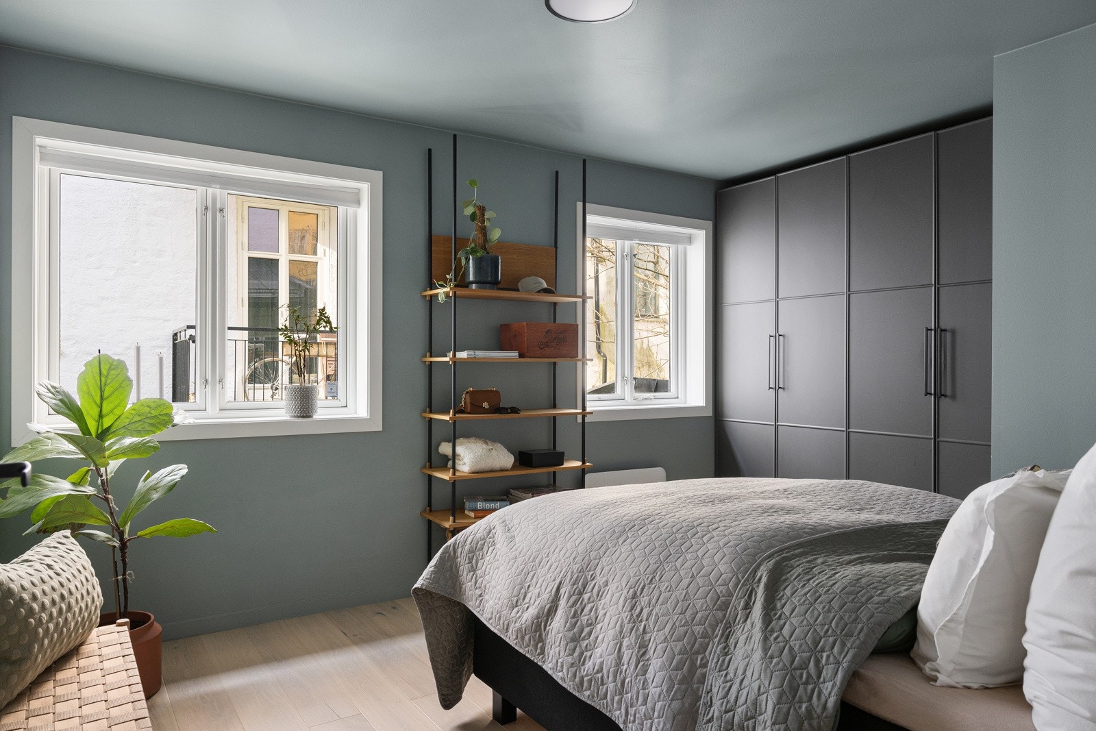 Romslig og delikat hovedsoverom med god plass til dobbeltseng og nattbord. To vinduer som vender mot Indre gårdsrom. Galleribilde