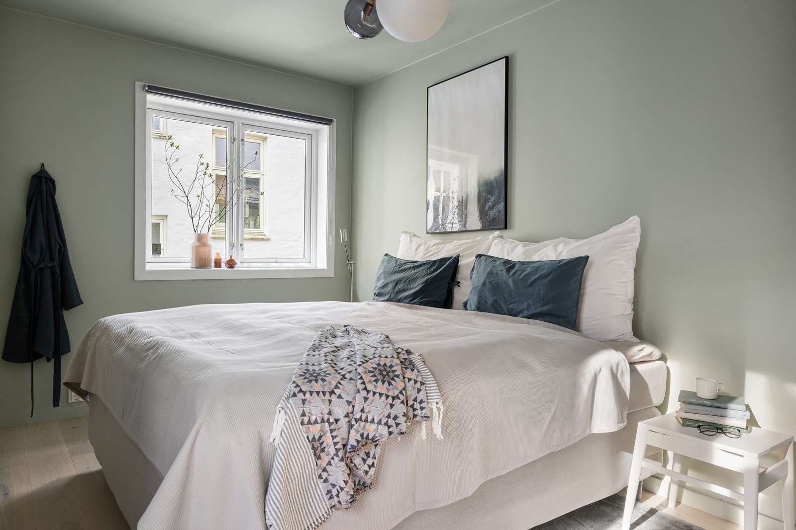 Soverom to er også av god størrelse. Her har du god plass til dobbeltseng, nattbord, skrivebord og garderobeskap Galleribilde