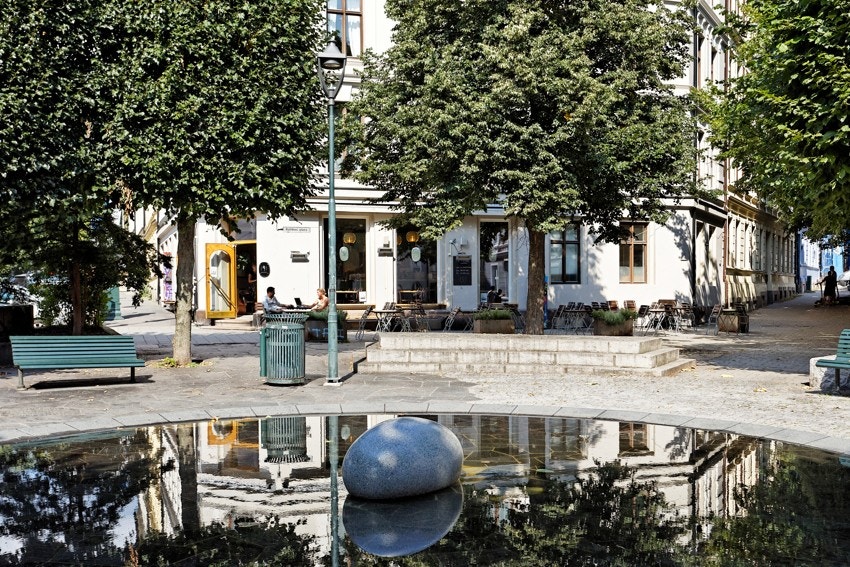 Populære Rathkes plass like ved hvor man finner flere hyggelige restauranter og cafeer. Blandt annet Apostrophe (Lofthus Samvirkelag) Galleribilde