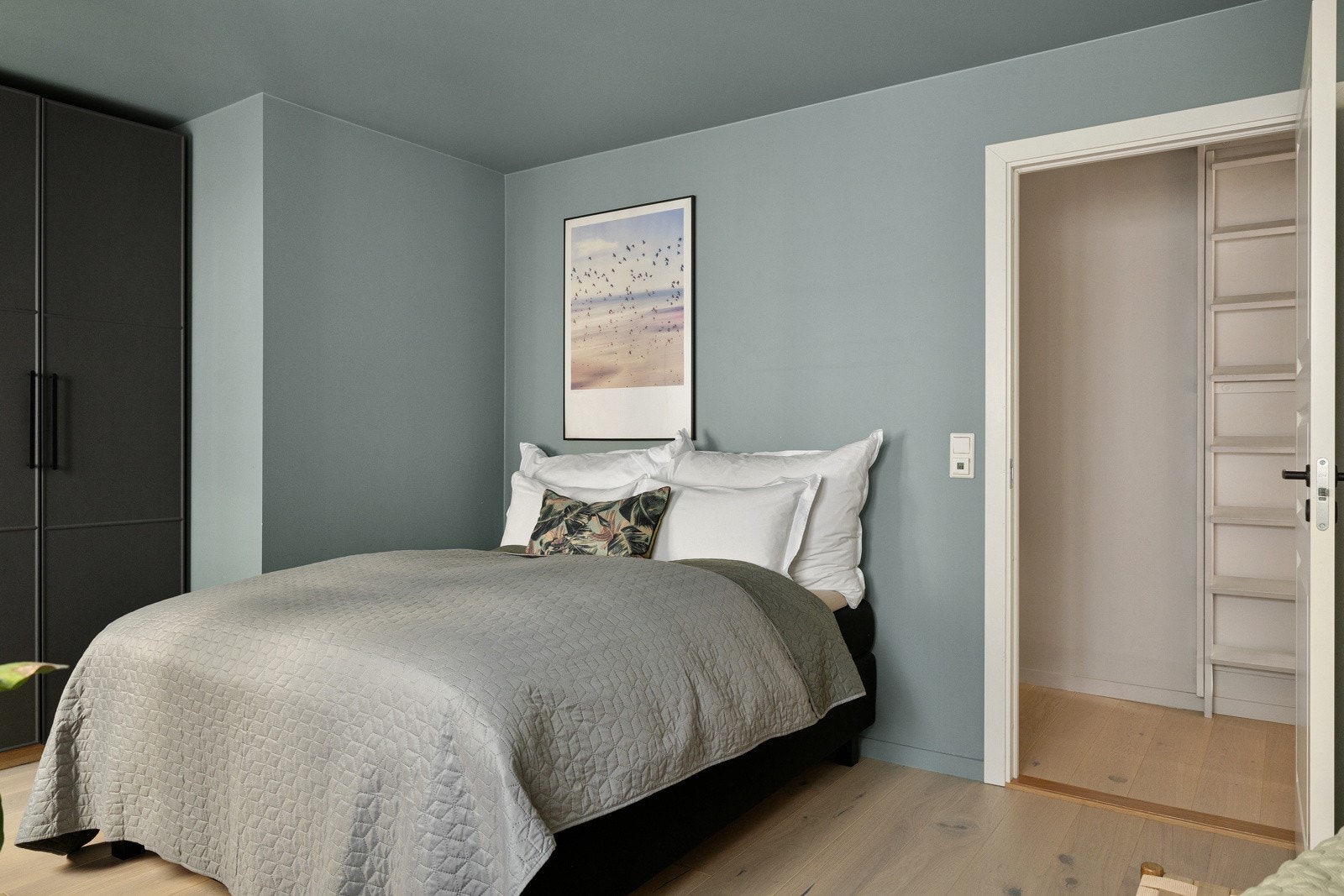 Tilkomst til lagringskott med et gulvareal på ca. 18 kvm via loftstige fra gang 2. etasje Galleribilde