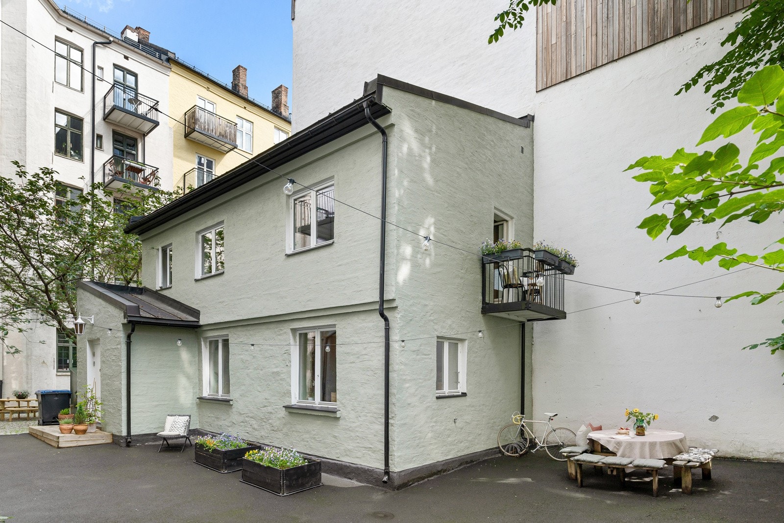 Dette er et særeget og lekkert townhouse over 2 plan med skjermet beliggenhet i indre gård Galleribilde