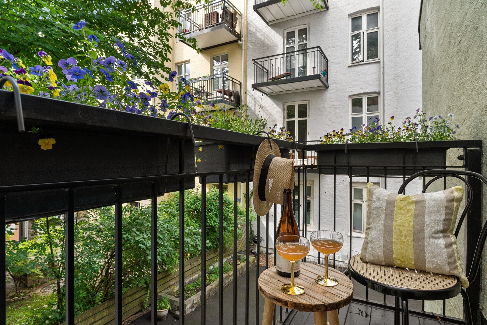 Utsikt mot indre gårdsrom. Stort tre som gir fin utsikt om sommeren. Galleribilde