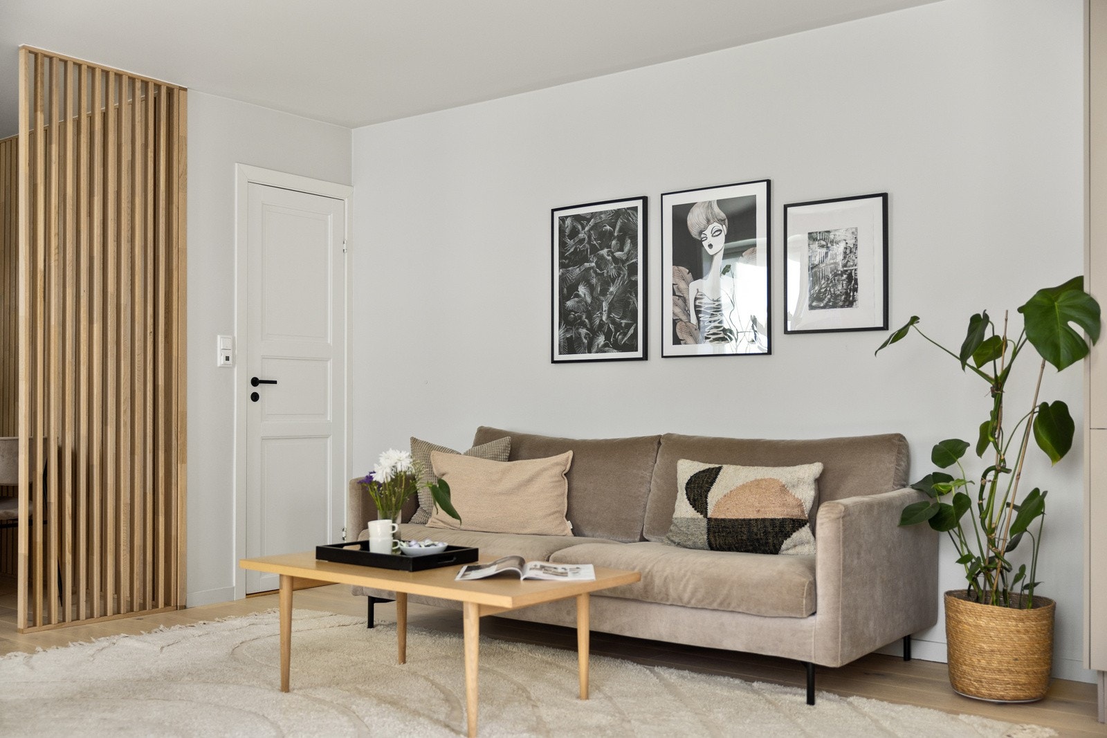 Det er gjennomgående en-stavs parkett med gulvvarme i boligen samt malte slette vegg- og takflater Galleribilde