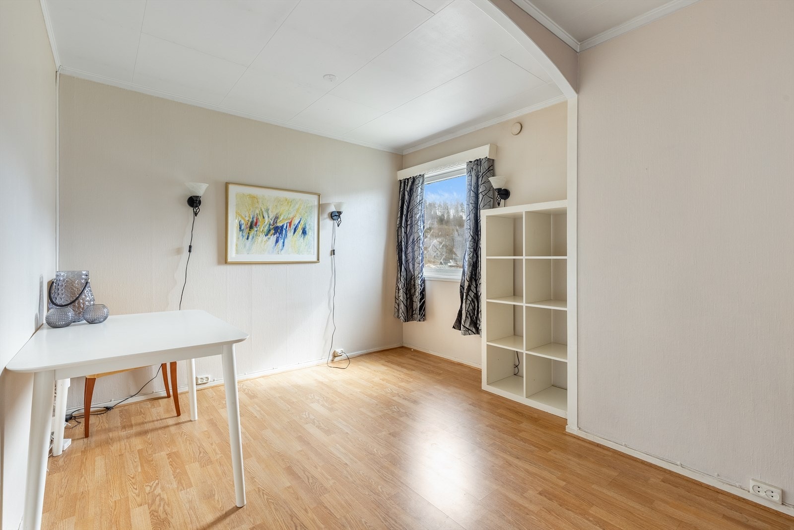 Det ene soverommet i boligens hovedetasje er utgått til fordel for større stue Galleribilde