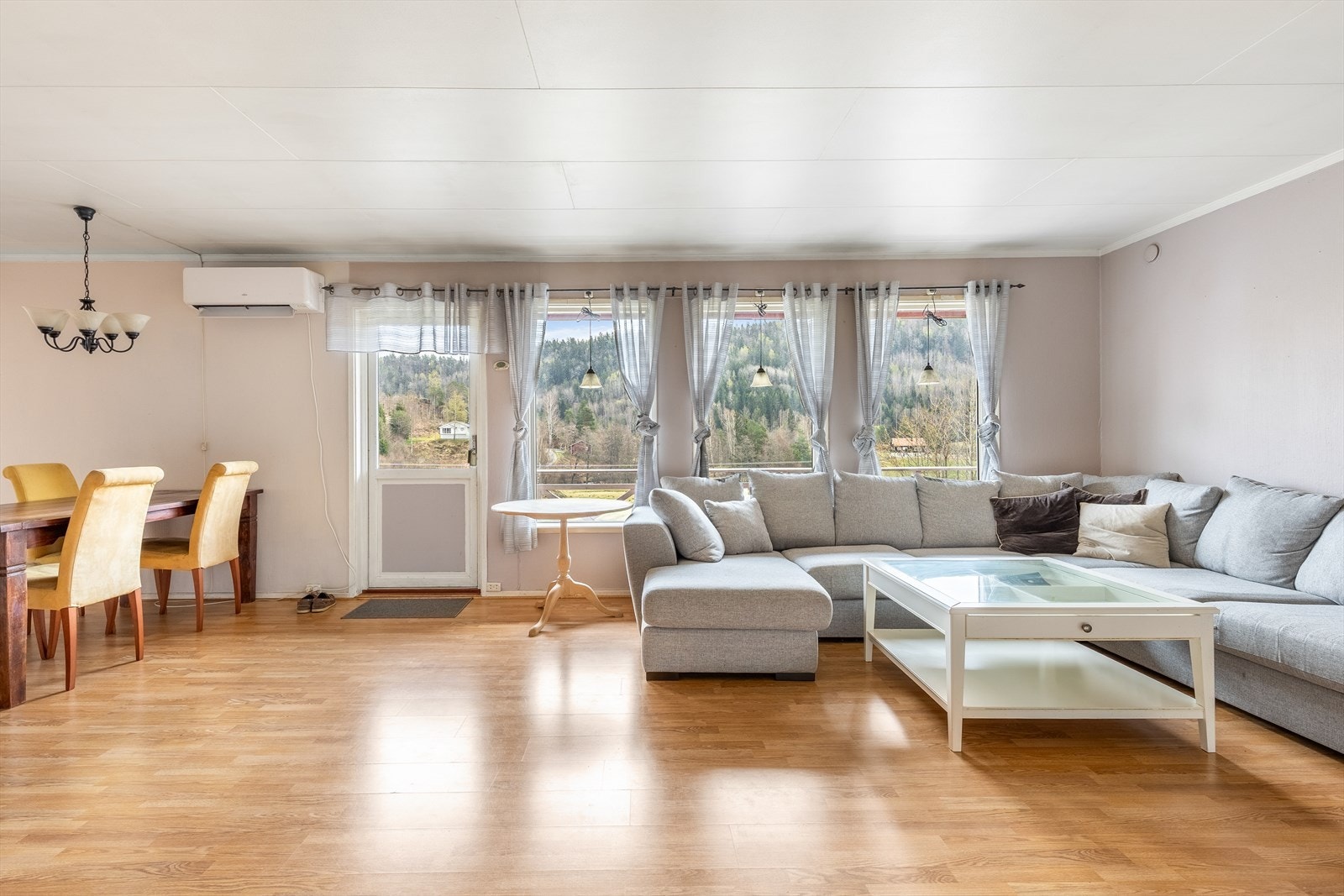 Her er det plass til både sofagruppe og spisegruppe Galleribilde