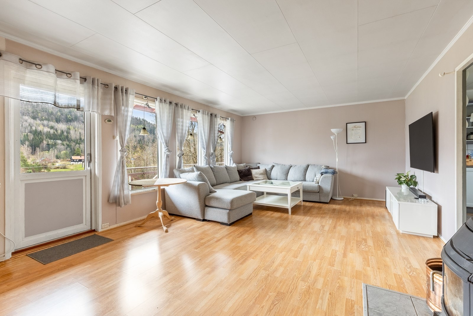 Det er godt med naturlig belysning inn i stuen Galleribilde